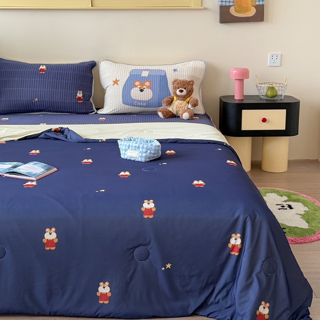 91家纺网 家纺一手货源 找家纺 桃子家居 2026新款A类小清新卡通数码印花混搭小冰皮夏被夏凉被空调被席子凉席四件套 小冰皮-星夜小熊