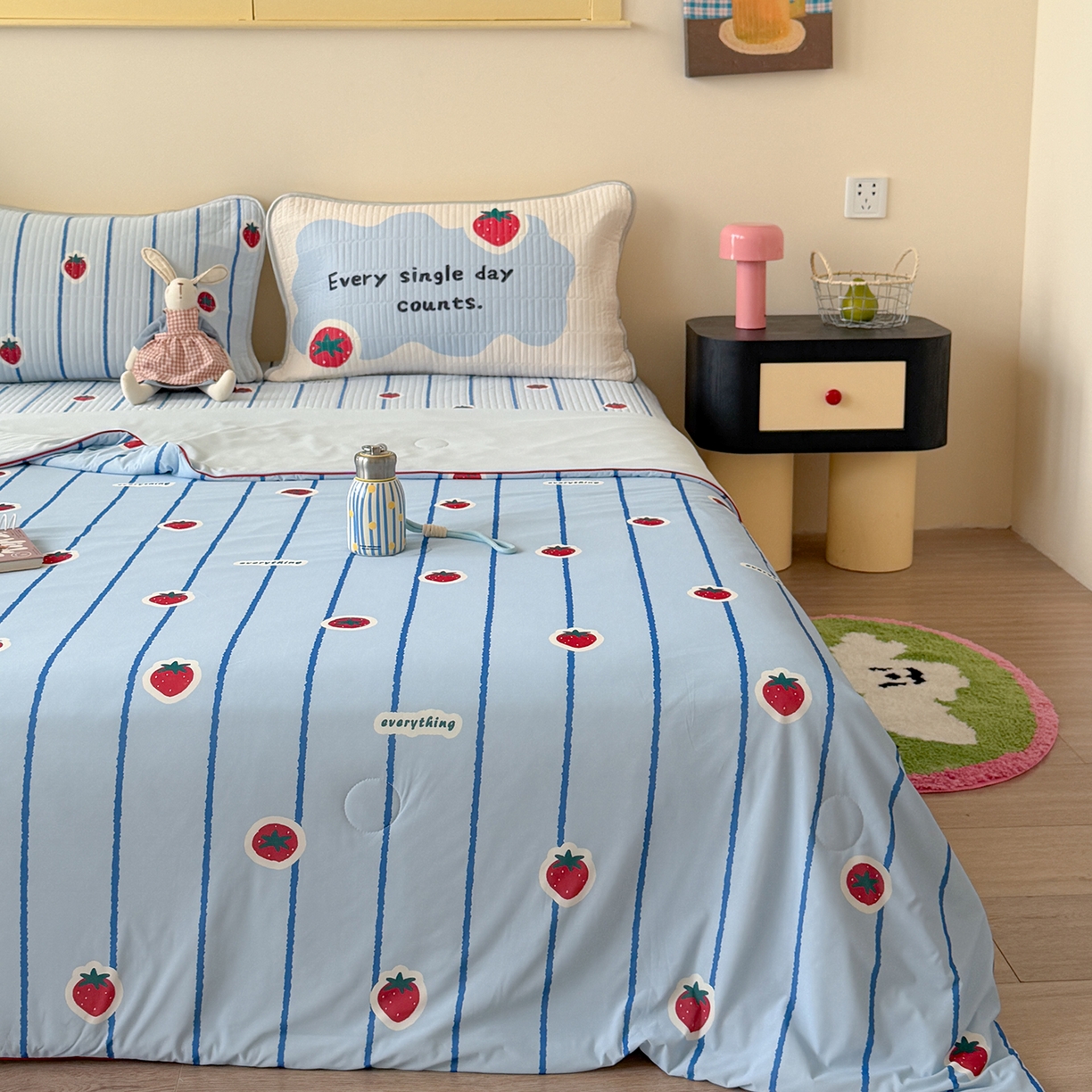 91家纺网 家纺一手货源 找家纺 桃子家居 2026新款A类小清新卡通数码印花混搭小冰皮夏被夏凉被空调被席子凉席四件套 小冰皮-冰蓝草莓