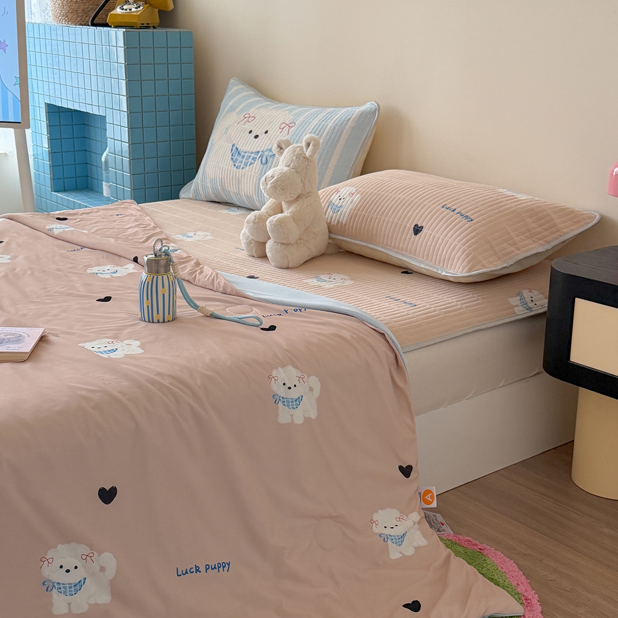 91家纺网 家纺一手货源 找家纺 桃子家居 2026新款A类小清新卡通数码印花混搭小冰皮夏被夏凉被空调被席子凉席四件套 小冰皮-奶咖小狗