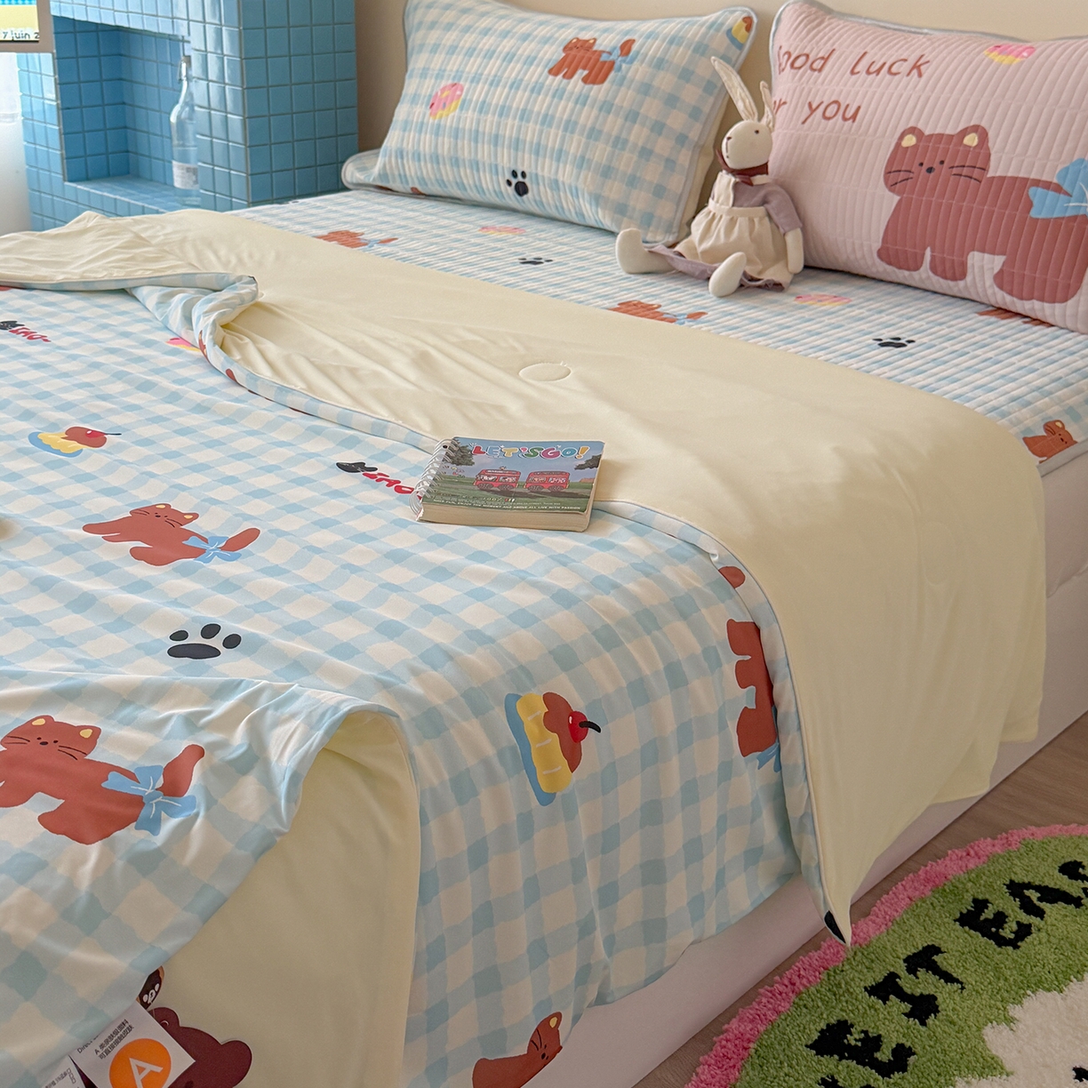 91家纺网 家纺一手货源 找家纺 桃子家居 2026新款A类小清新卡通数码印花混搭小冰皮夏被夏凉被空调被席子凉席四件套 小冰皮-蓝格奶油猫