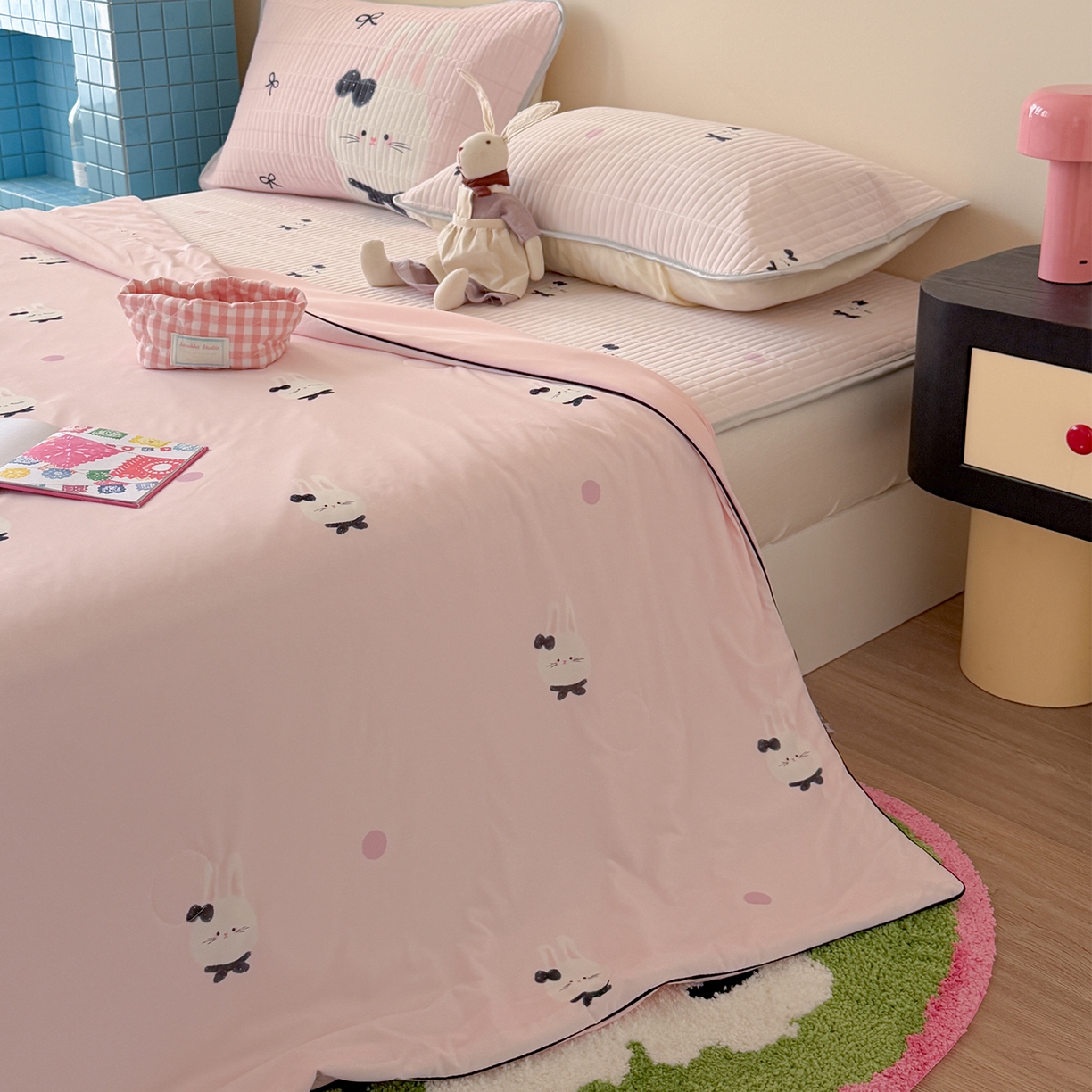 91家纺网 家纺一手货源 找家纺 桃子家居 2026新款A类小清新卡通数码印花混搭小冰皮夏被夏凉被空调被席子凉席四件套 小冰皮-软萌兔兔