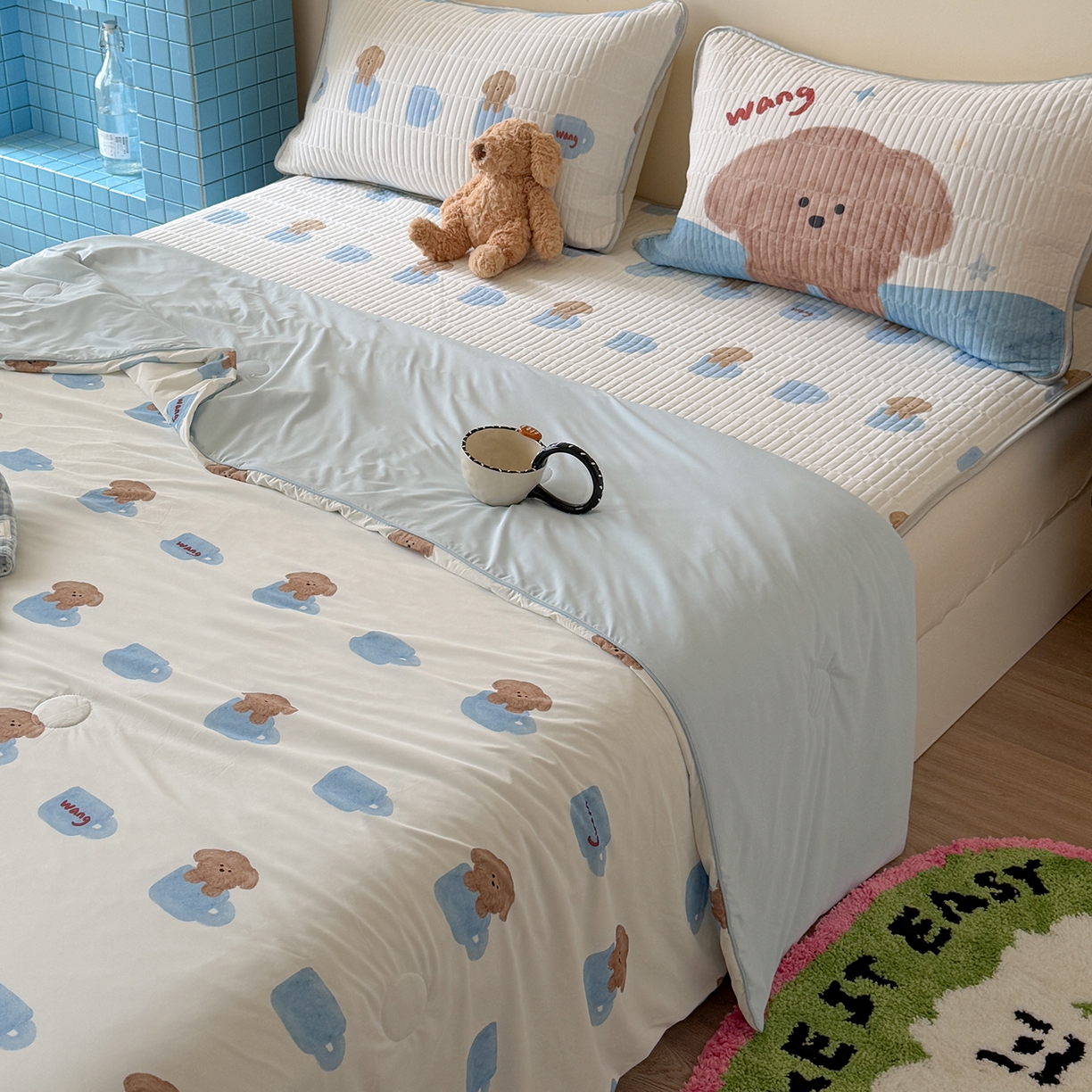 91家纺网 家纺一手货源 找家纺 桃子家居 2026新款A类小清新卡通数码印花混搭小冰皮夏被夏凉被空调被席子凉席四件套 小冰皮-夏日茶杯狗