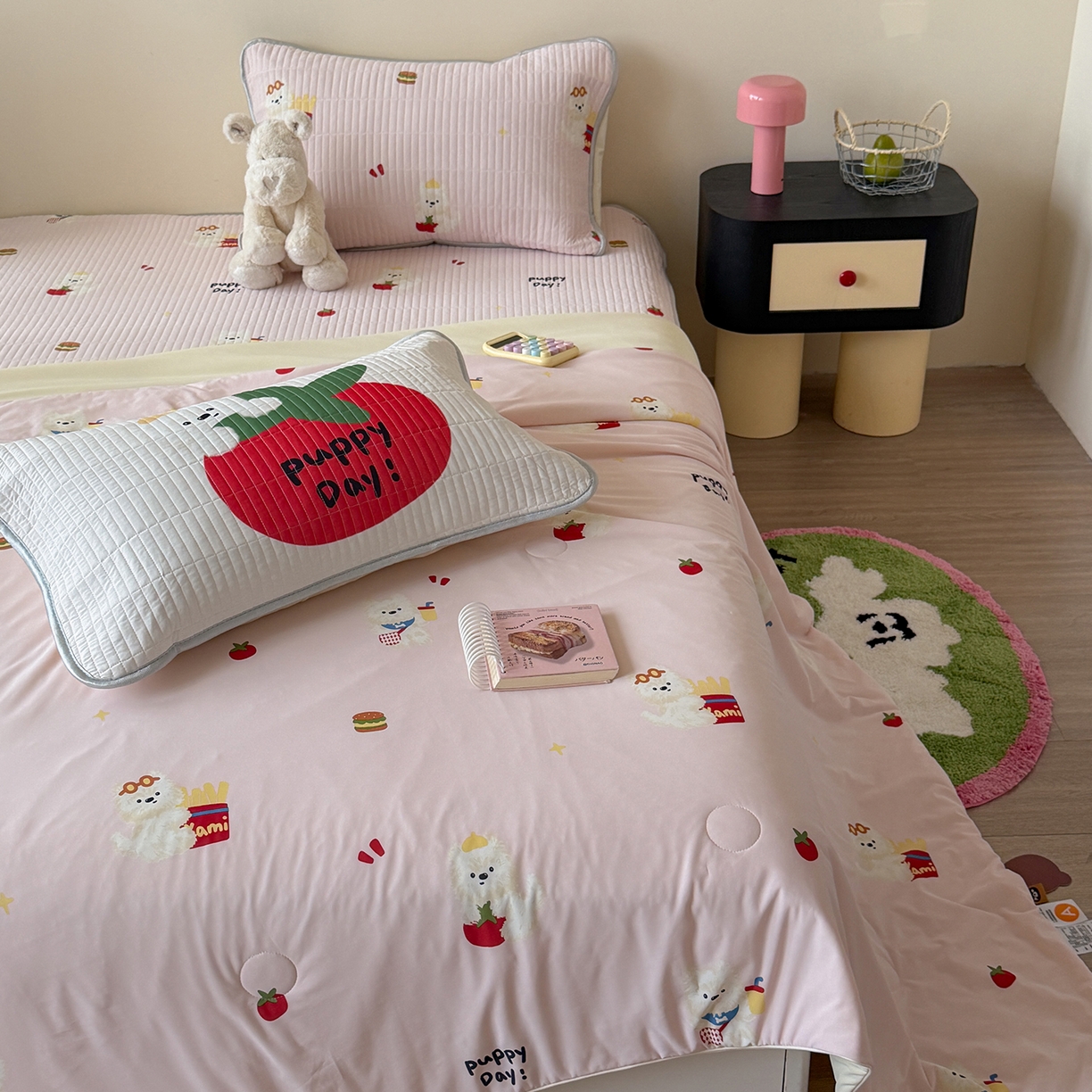 91家纺网 家纺一手货源 找家纺 桃子家居 2026新款A类小清新卡通数码印花混搭小冰皮夏被夏凉被空调被席子凉席四件套 小冰皮-粉粉番茄酱