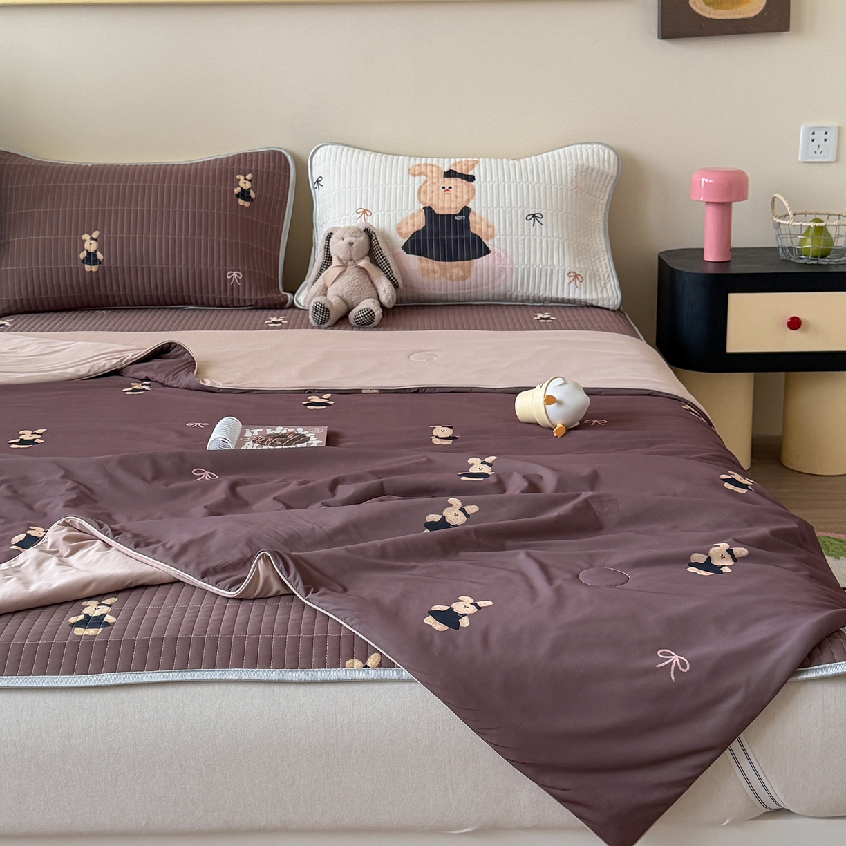 91家纺网 家纺一手货源 找家纺 桃子家居 2026新款A类小清新卡通数码印花混搭小冰皮夏被夏凉被空调被席子凉席四件套 小冰皮-焦糖小兔