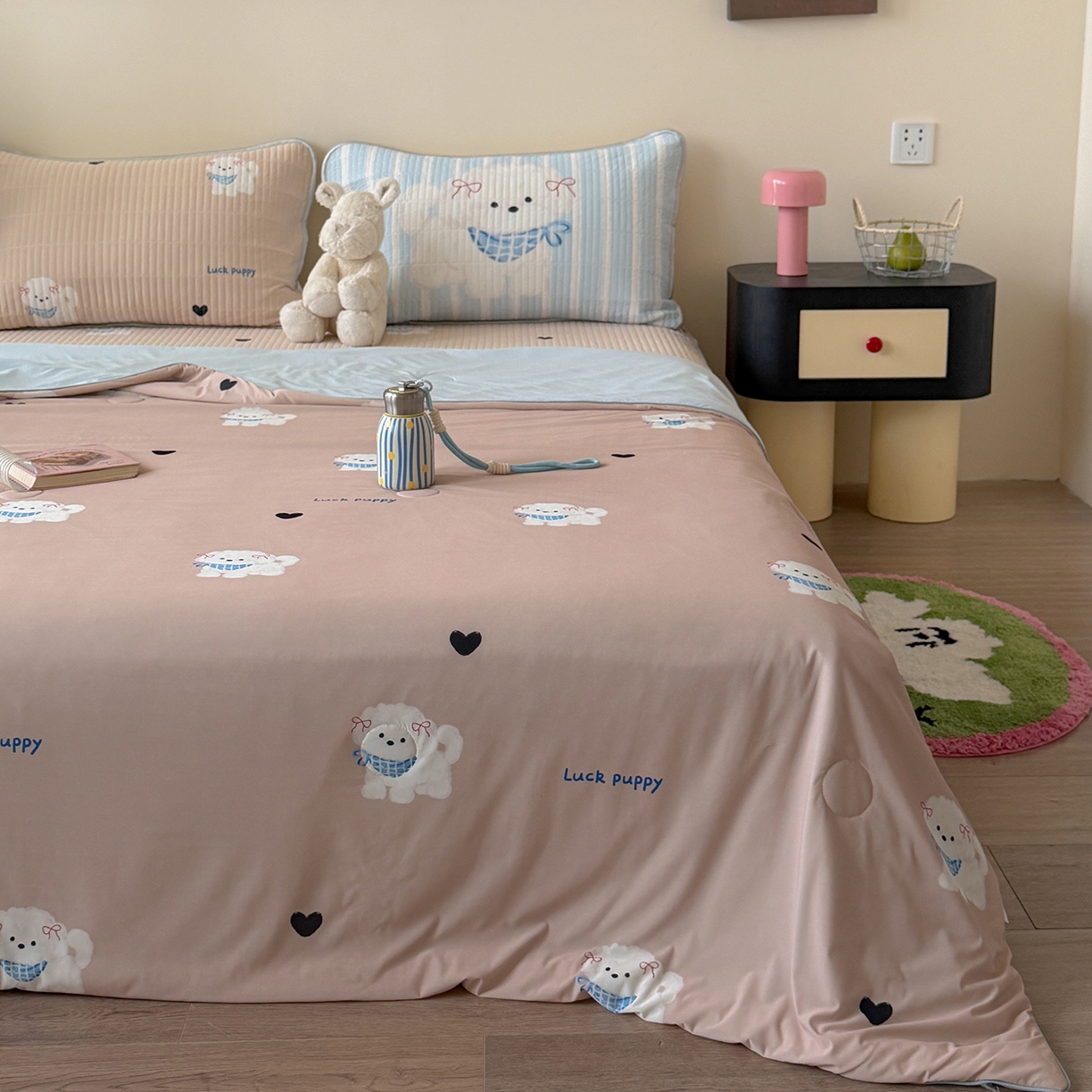 91家纺网 家纺一手货源 找家纺 桃子家居 2026新款A类小清新卡通数码印花混搭小冰皮夏被夏凉被空调被席子凉席四件套 小冰皮-奶咖小狗