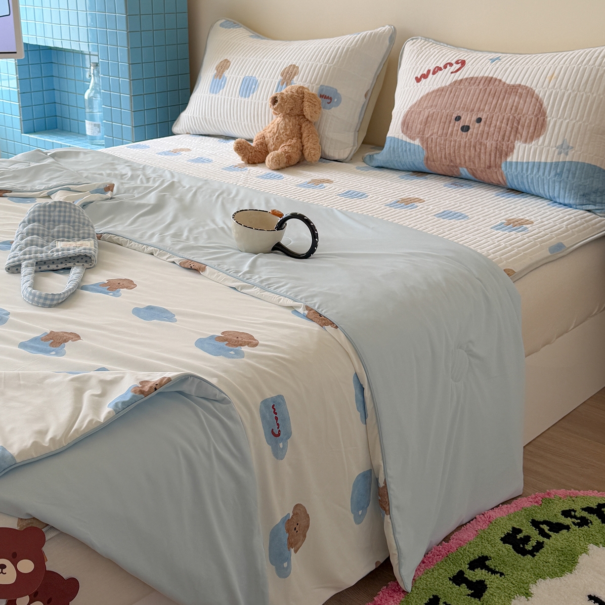 91家纺网 家纺一手货源 找家纺 桃子家居 2026新款A类小清新卡通数码印花混搭小冰皮夏被夏凉被空调被席子凉席四件套 小冰皮-夏日茶杯狗