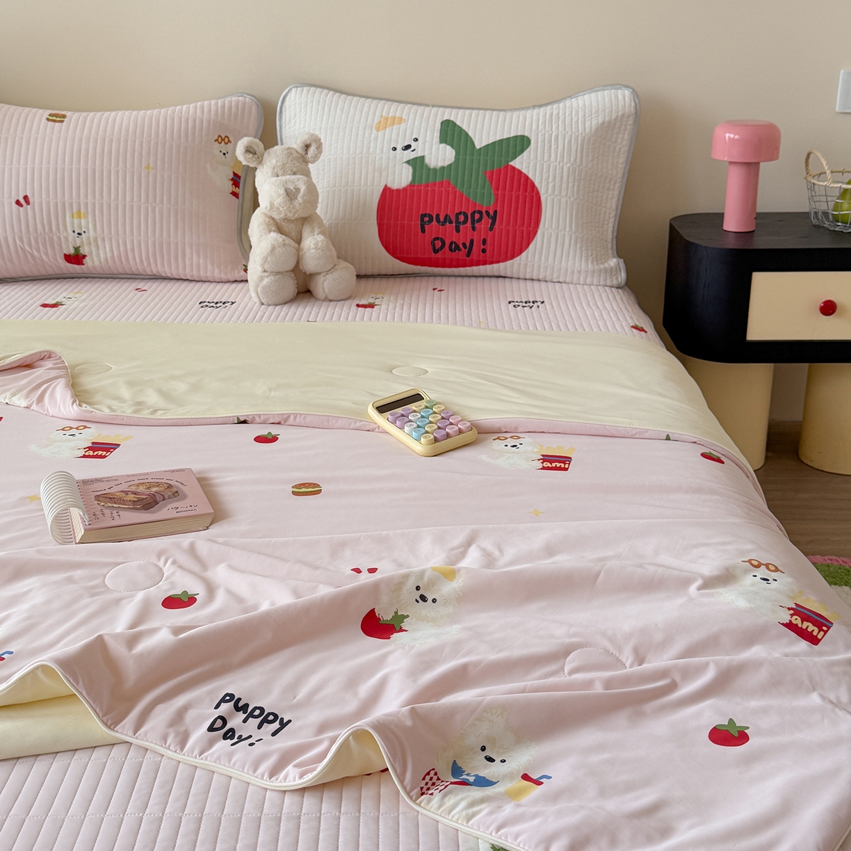 91家纺网 家纺一手货源 找家纺 桃子家居 2026新款A类小清新卡通数码印花混搭小冰皮夏被夏凉被空调被席子凉席四件套 小冰皮-粉粉番茄酱