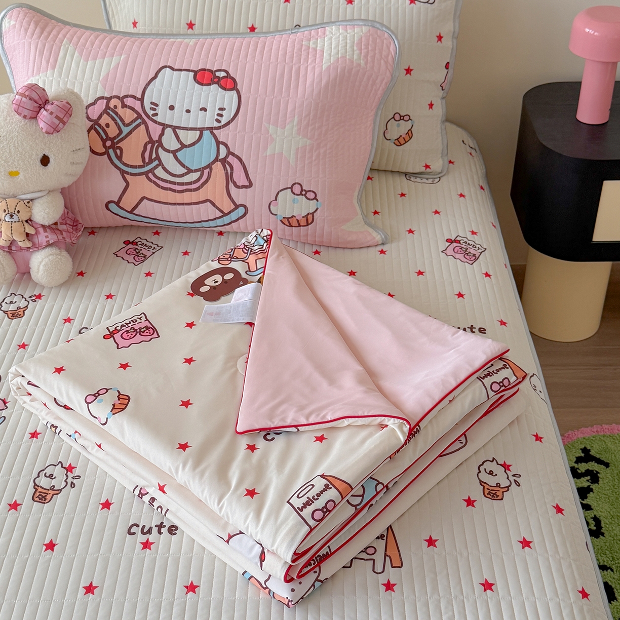 91家纺网 家纺一手货源 找家纺 桃子家居 2026新款A类小清新卡通数码印花混搭小冰皮夏被夏凉被空调被席子凉席四件套 小冰皮-甜粉木马猫