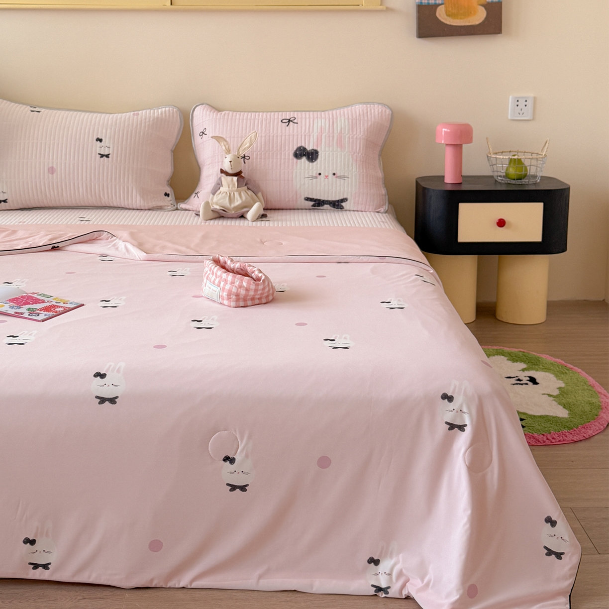 91家纺网 家纺一手货源 找家纺 桃子家居 2026新款A类小清新卡通数码印花混搭小冰皮夏被夏凉被空调被席子凉席四件套 小冰皮-软萌兔兔