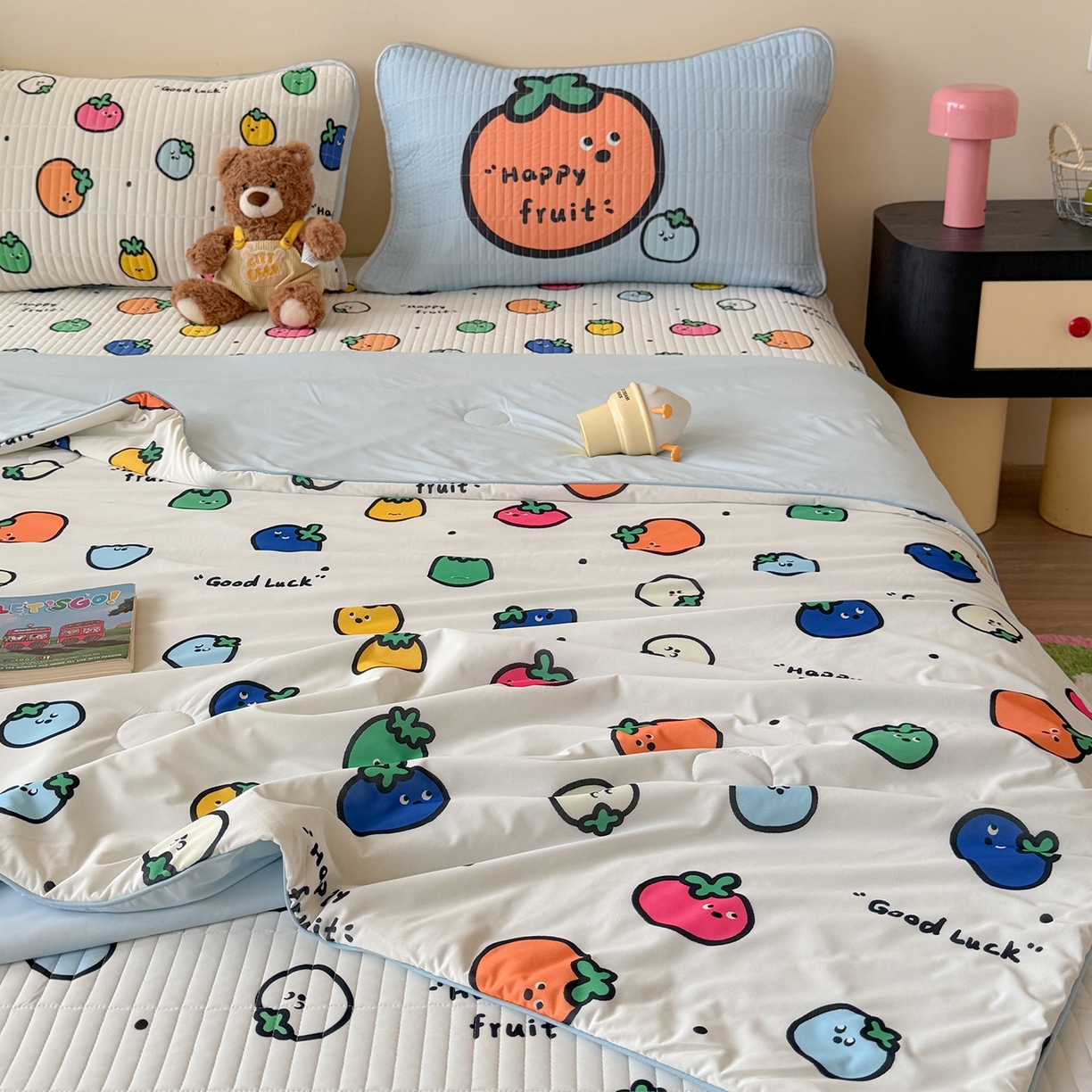 91家纺网 家纺一手货源 找家纺 桃子家居 2026新款A类小清新卡通数码印花混搭小冰皮夏被夏凉被空调被席子凉席四件套 小冰皮-夏日果味