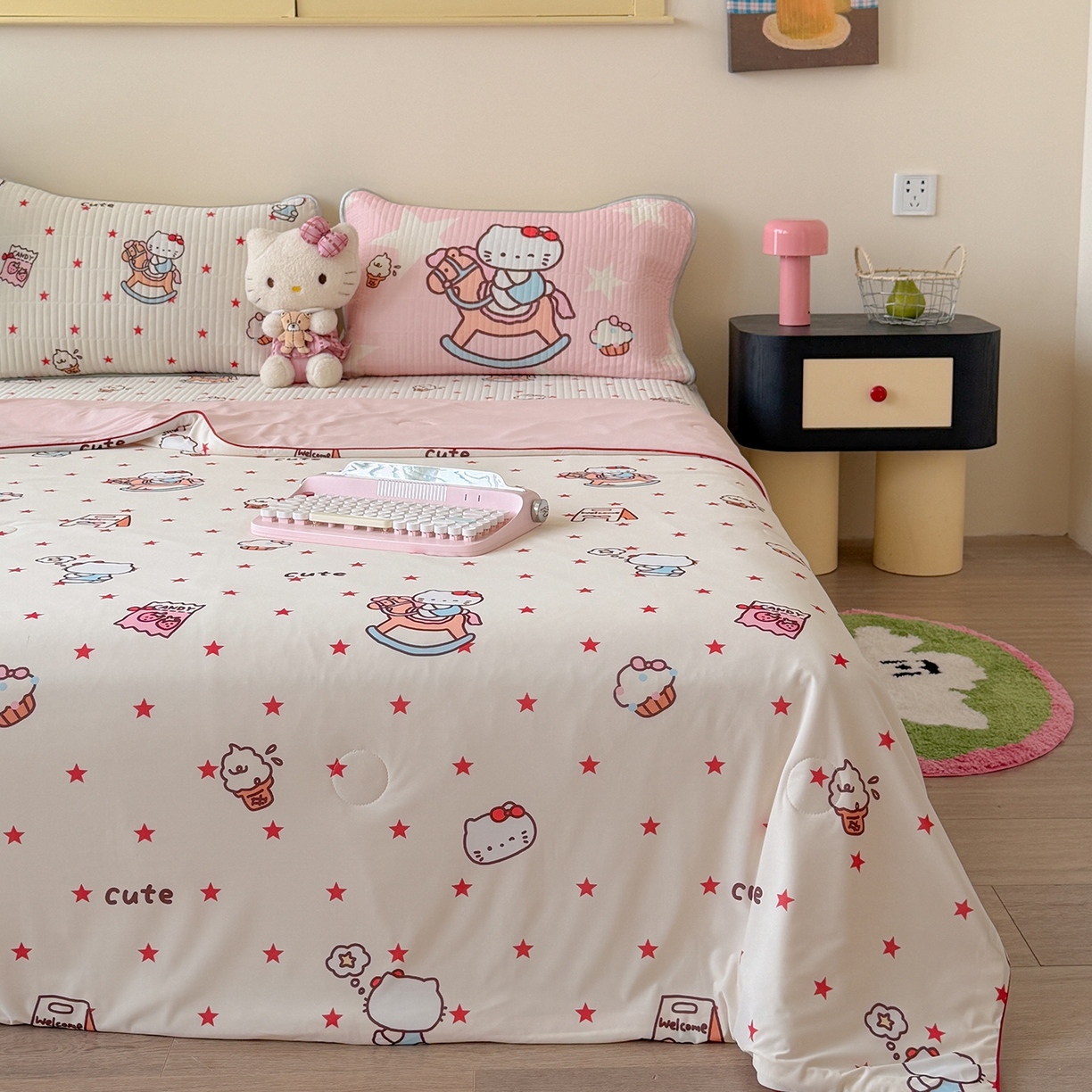 91家纺网 家纺一手货源 找家纺 桃子家居 2026新款A类小清新卡通数码印花混搭小冰皮夏被夏凉被空调被席子凉席四件套 小冰皮-甜粉木马猫