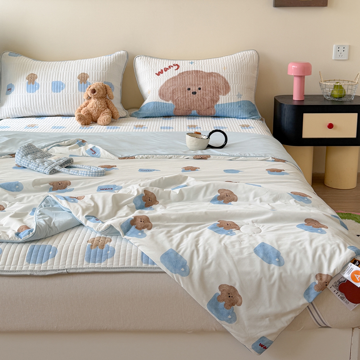 91家纺网 家纺一手货源 找家纺 桃子家居 2026新款A类小清新卡通数码印花混搭小冰皮夏被夏凉被空调被席子凉席四件套 小冰皮-夏日茶杯狗