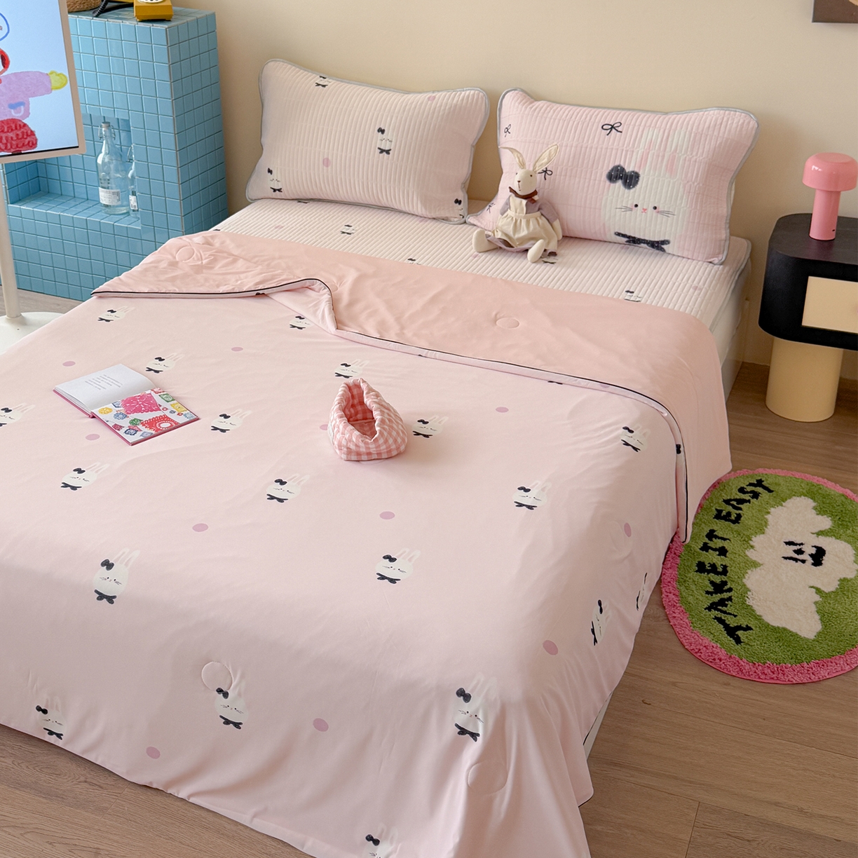 91家纺网 家纺一手货源 找家纺 桃子家居 2026新款A类小清新卡通数码印花混搭小冰皮夏被夏凉被空调被席子凉席四件套 小冰皮-软萌兔兔