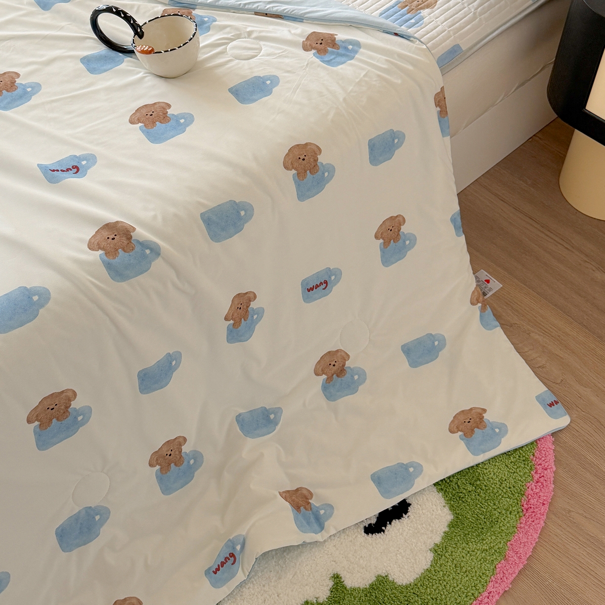 91家纺网 家纺一手货源 找家纺 桃子家居 2026新款A类小清新卡通数码印花混搭小冰皮夏被夏凉被空调被席子凉席四件套 小冰皮-夏日茶杯狗