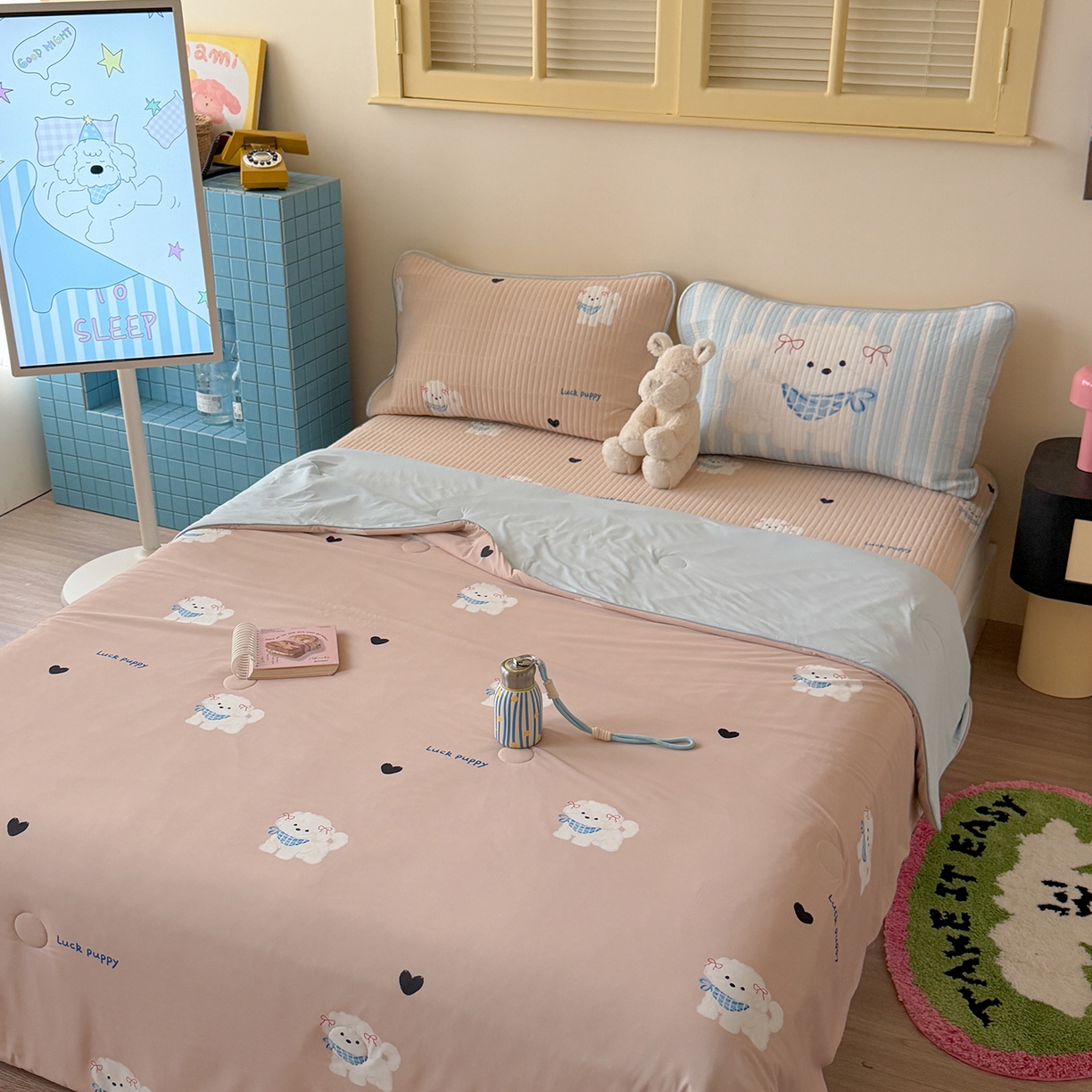 91家纺网 家纺一手货源 找家纺 桃子家居 2026新款A类小清新卡通数码印花混搭小冰皮夏被夏凉被空调被席子凉席四件套 小冰皮-奶咖小狗