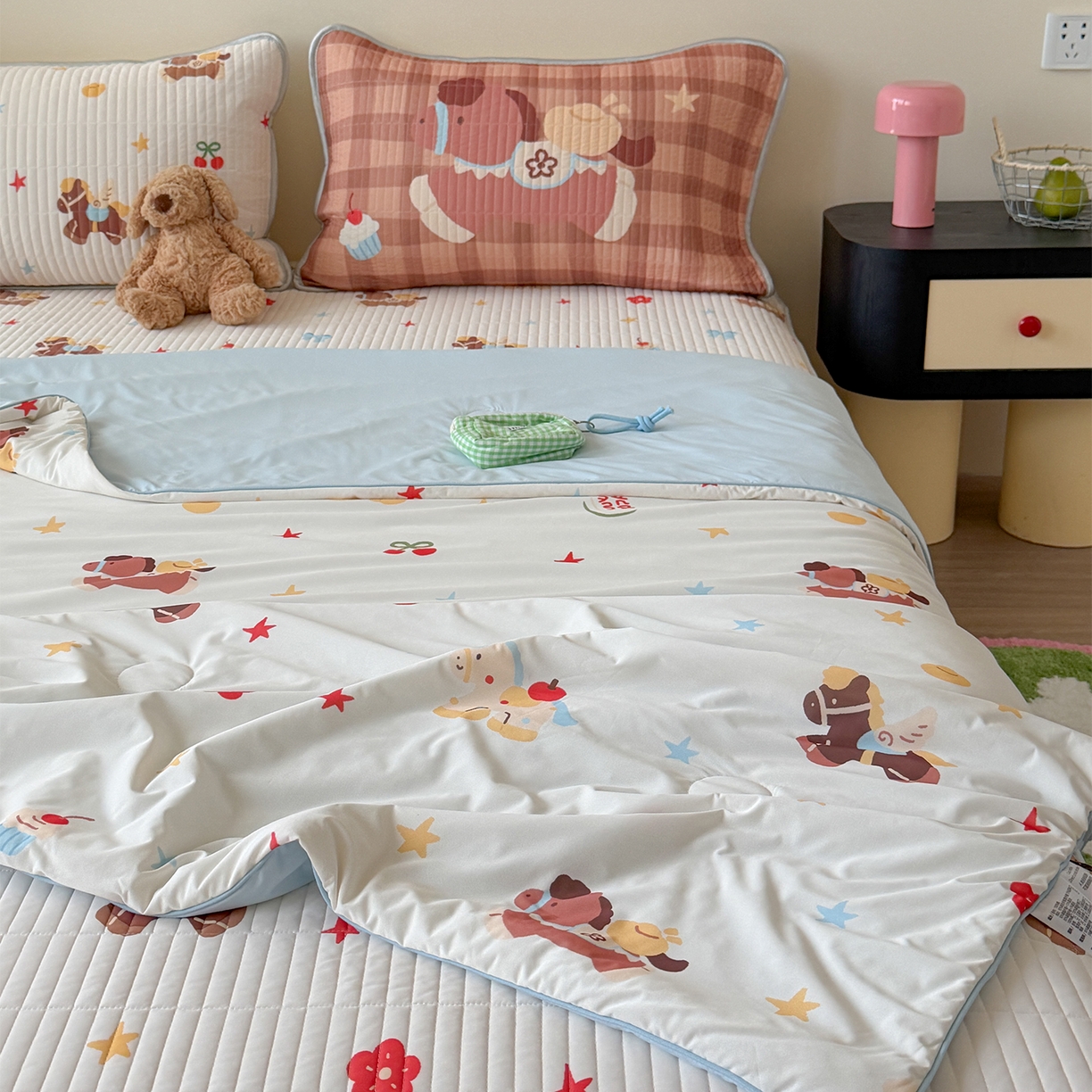 91家纺网 家纺一手货源 找家纺 桃子家居 2026新款A类小清新卡通数码印花混搭小冰皮夏被夏凉被空调被席子凉席四件套 小冰皮-甜梦小马