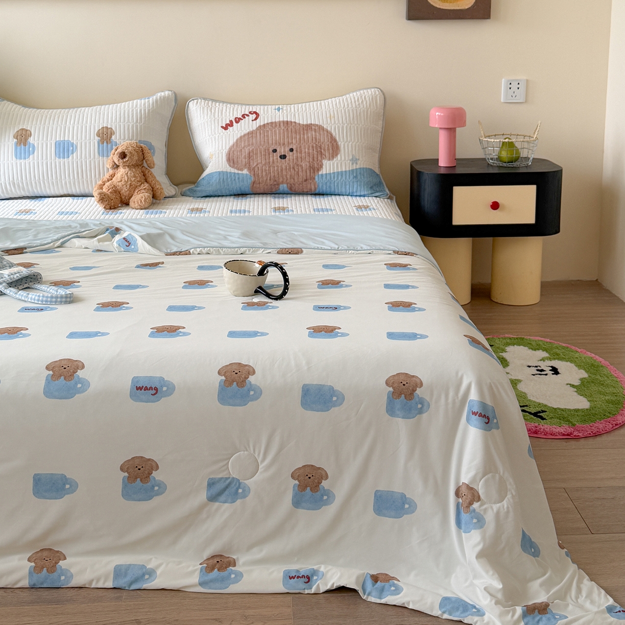 91家纺网 家纺一手货源 找家纺 桃子家居 2026新款A类小清新卡通数码印花混搭小冰皮夏被夏凉被空调被席子凉席四件套 小冰皮-夏日茶杯狗