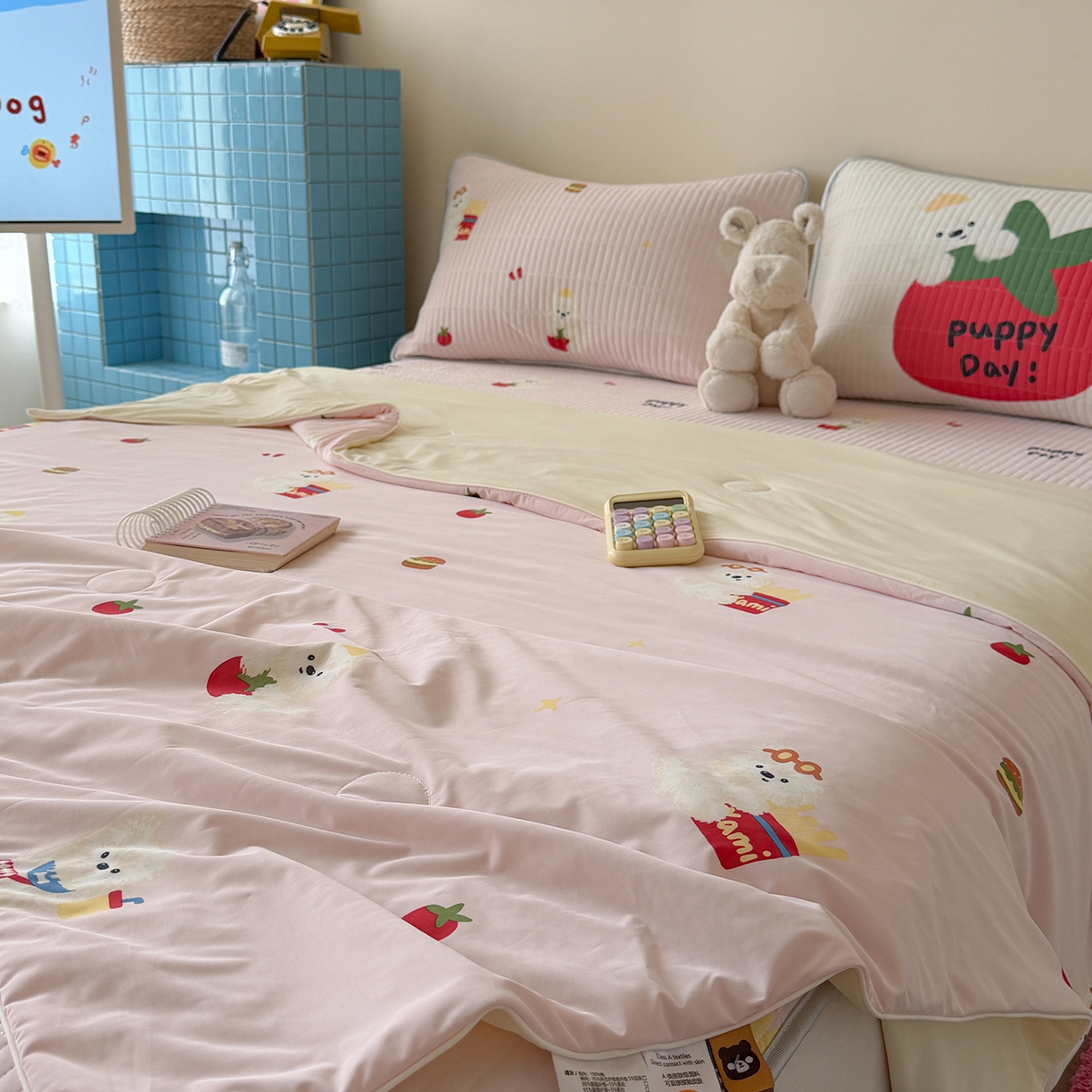 91家纺网 家纺一手货源 找家纺 桃子家居 2026新款A类小清新卡通数码印花混搭小冰皮夏被夏凉被空调被席子凉席四件套 小冰皮-粉粉番茄酱