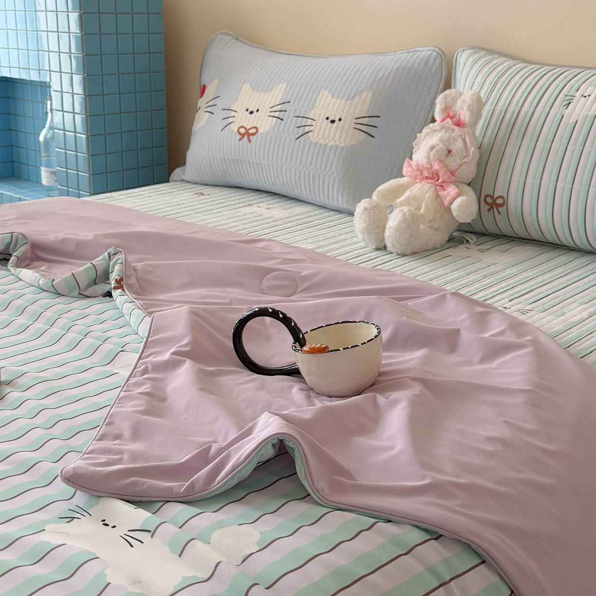 91家纺网 家纺一手货源 找家纺 桃子家居 2026新款A类小清新卡通数码印花混搭小冰皮夏被夏凉被空调被席子凉席四件套 小冰皮-薄荷奶糖猫