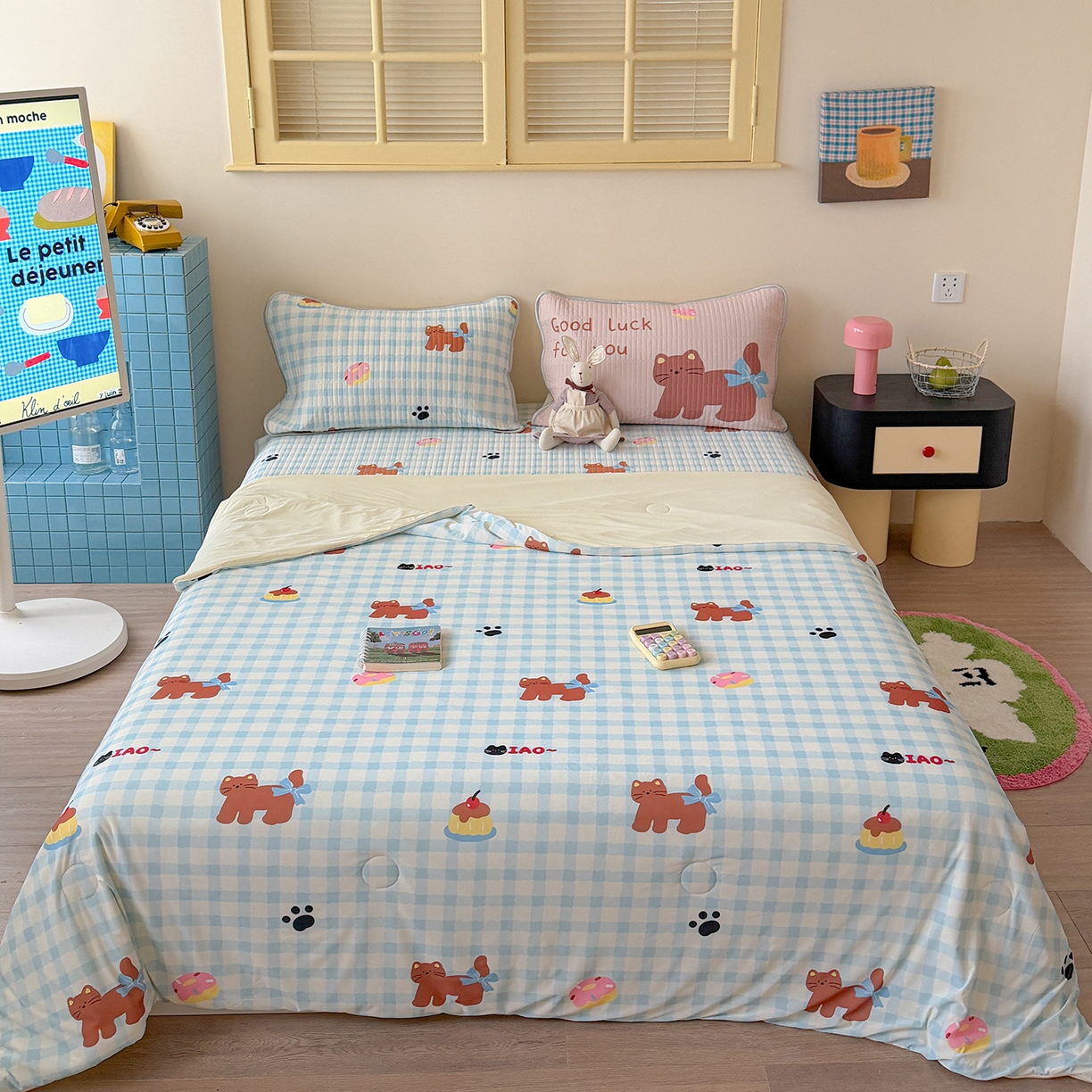 91家纺网 家纺一手货源 找家纺 桃子家居 2026新款A类小清新卡通数码印花混搭小冰皮夏被夏凉被空调被席子凉席四件套 小冰皮-蓝格奶油猫