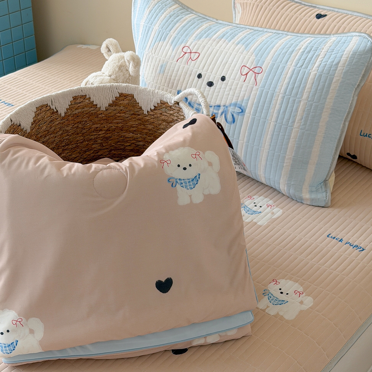 91家纺网 家纺一手货源 找家纺 桃子家居 2026新款A类小清新卡通数码印花混搭小冰皮夏被夏凉被空调被席子凉席四件套 小冰皮-奶咖小狗