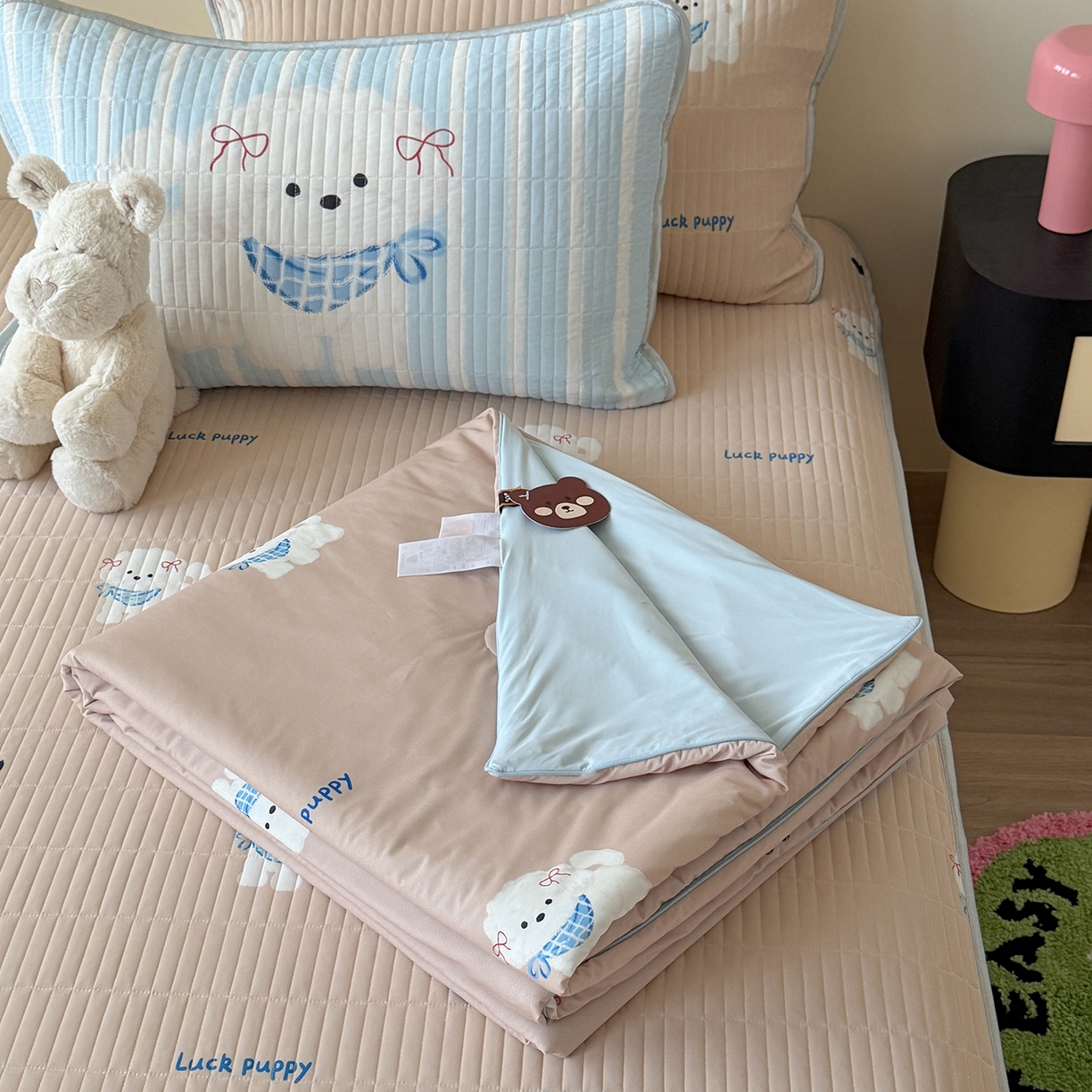 91家纺网 家纺一手货源 找家纺 桃子家居 2026新款A类小清新卡通数码印花混搭小冰皮夏被夏凉被空调被席子凉席四件套 小冰皮-奶咖小狗