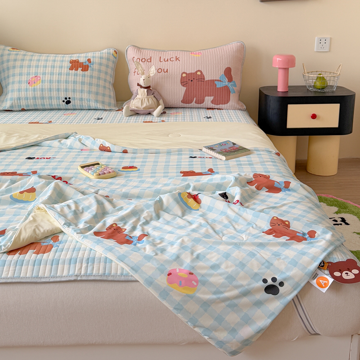 91家纺网 家纺一手货源 找家纺 桃子家居 2026新款A类小清新卡通数码印花混搭小冰皮夏被夏凉被空调被席子凉席四件套 小冰皮-蓝格奶油猫