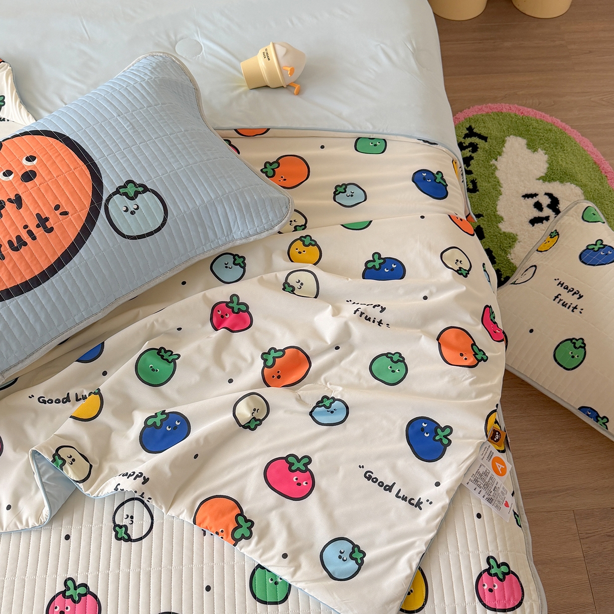 91家纺网 家纺一手货源 找家纺 桃子家居 2026新款A类小清新卡通数码印花混搭小冰皮夏被夏凉被空调被席子凉席四件套 小冰皮-夏日果味