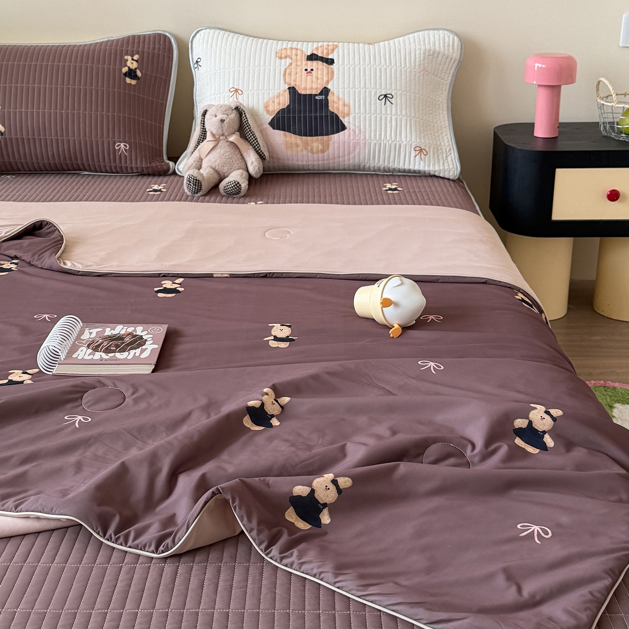 91家纺网 家纺一手货源 找家纺 桃子家居 2026新款A类小清新卡通数码印花混搭小冰皮夏被夏凉被空调被席子凉席四件套 小冰皮-焦糖小兔