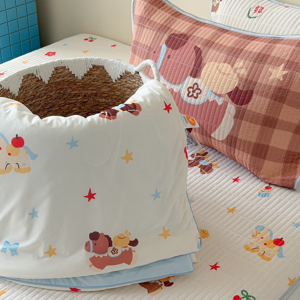 91家纺网 家纺一手货源 找家纺 桃子家居 2026新款A类小清新卡通数码印花混搭小冰皮夏被夏凉被空调被席子凉席四件套 小冰皮-甜梦小马