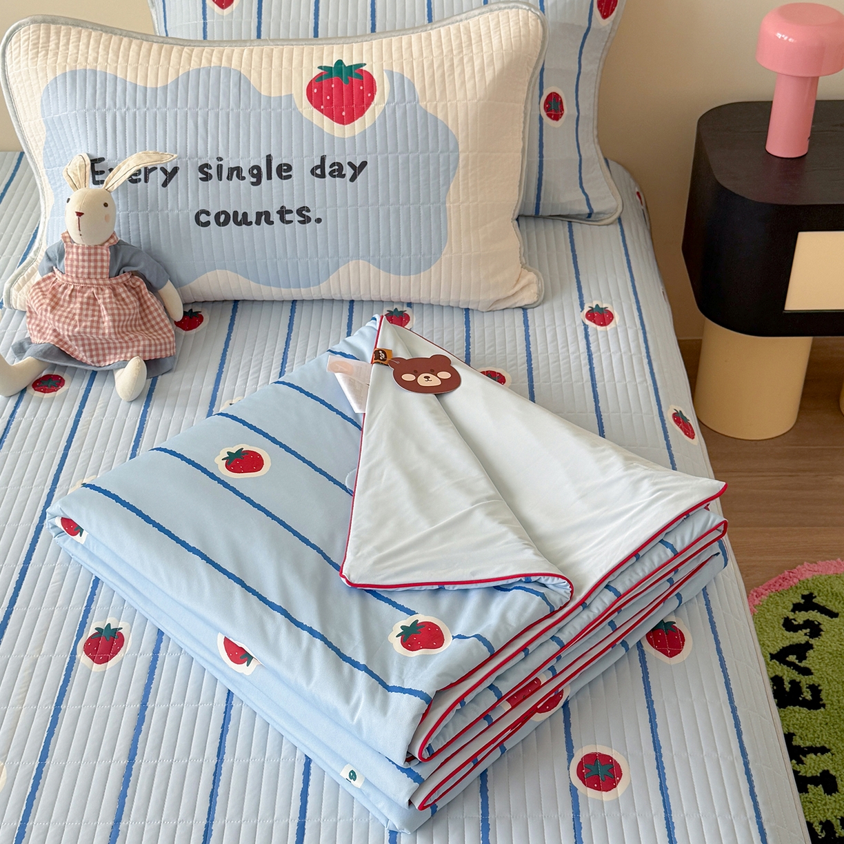 91家纺网 家纺一手货源 找家纺 桃子家居 2026新款A类小清新卡通数码印花混搭小冰皮夏被夏凉被空调被席子凉席四件套 小冰皮-冰蓝草莓