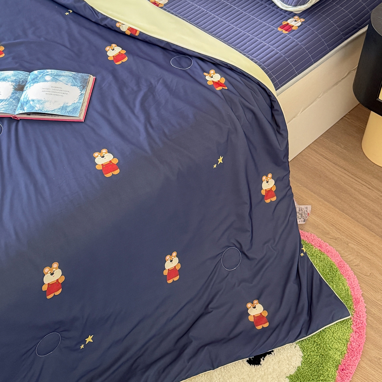 91家纺网 家纺一手货源 找家纺 桃子家居 2026新款A类小清新卡通数码印花混搭小冰皮夏被夏凉被空调被席子凉席四件套 小冰皮-星夜小熊