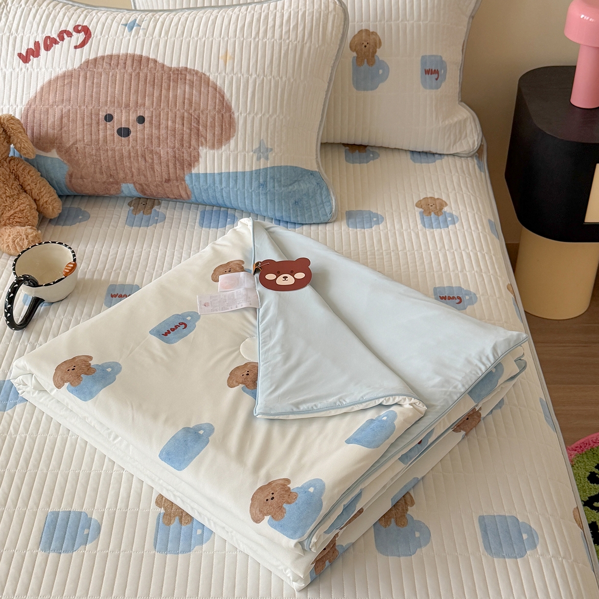 91家纺网 家纺一手货源 找家纺 桃子家居 2026新款A类小清新卡通数码印花混搭小冰皮夏被夏凉被空调被席子凉席四件套 小冰皮-夏日茶杯狗