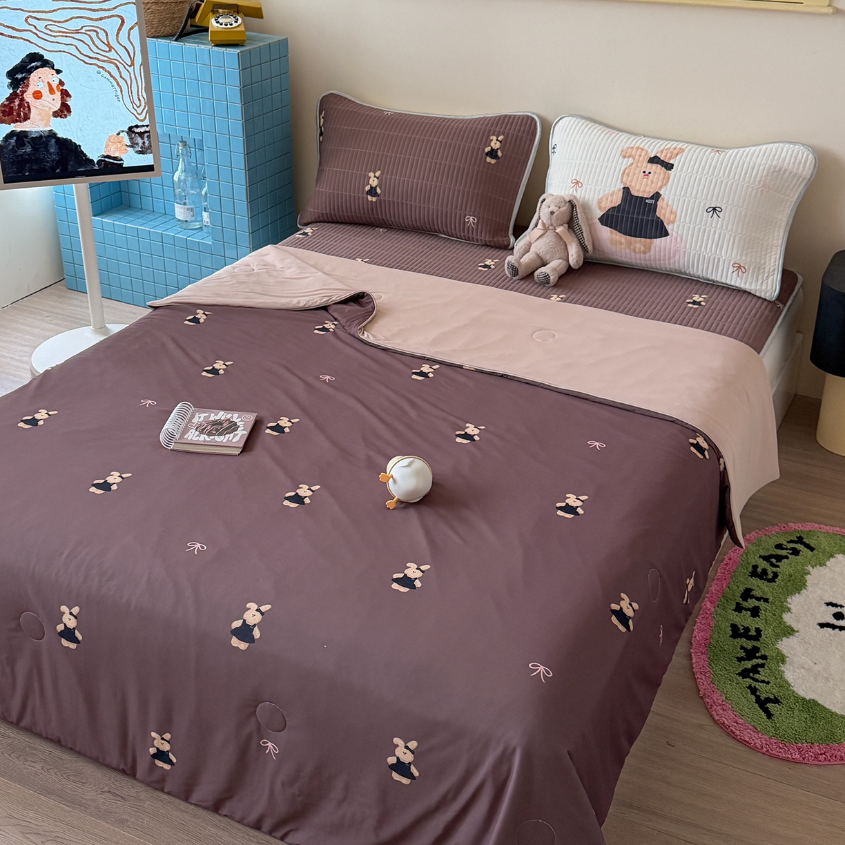 91家纺网 家纺一手货源 找家纺 桃子家居 2026新款A类小清新卡通数码印花混搭小冰皮夏被夏凉被空调被席子凉席四件套 小冰皮-焦糖小兔