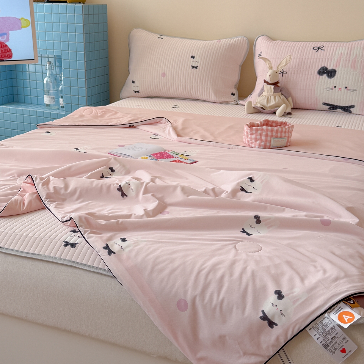 91家纺网 家纺一手货源 找家纺 桃子家居 2026新款A类小清新卡通数码印花混搭小冰皮夏被夏凉被空调被席子凉席四件套 小冰皮-软萌兔兔
