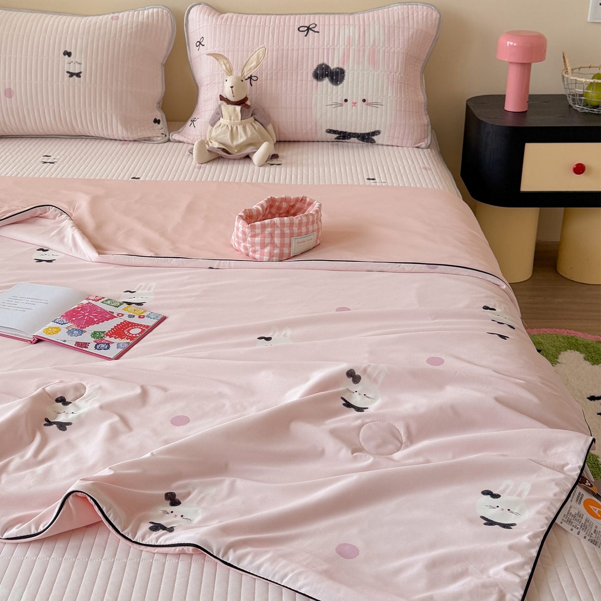 91家纺网 家纺一手货源 找家纺 桃子家居 2026新款A类小清新卡通数码印花混搭小冰皮夏被夏凉被空调被席子凉席四件套 小冰皮-软萌兔兔