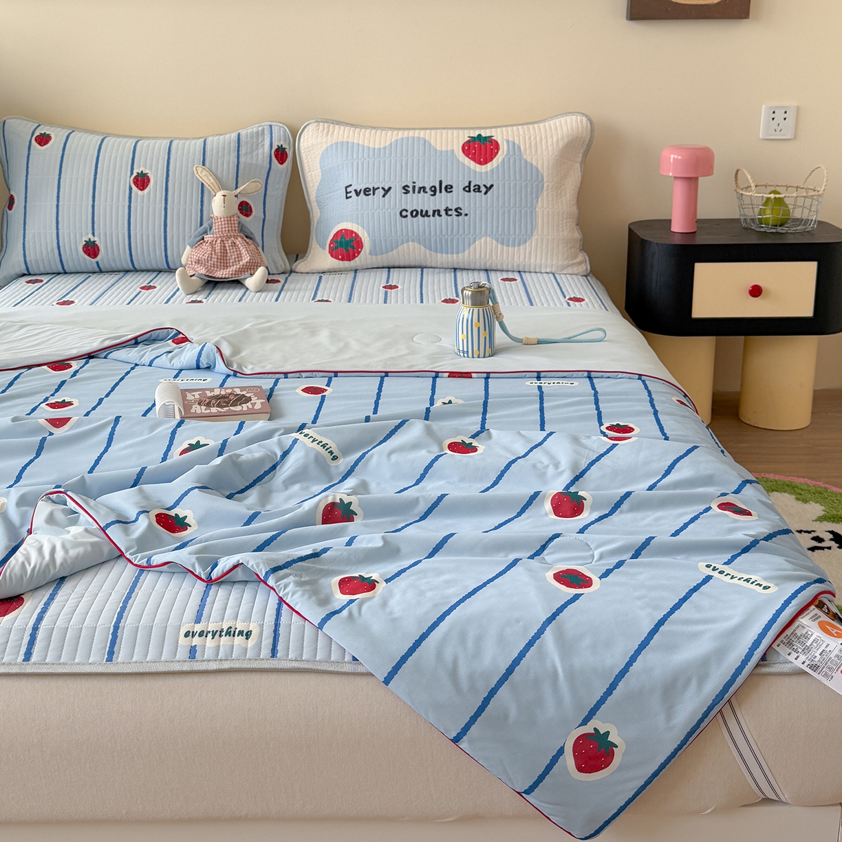 91家纺网 家纺一手货源 找家纺 桃子家居 2026新款A类小清新卡通数码印花混搭小冰皮夏被夏凉被空调被席子凉席四件套 小冰皮-冰蓝草莓