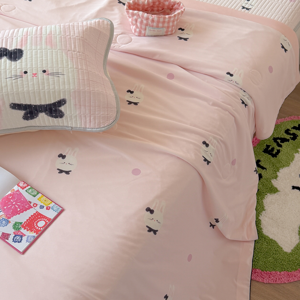 91家纺网 家纺一手货源 找家纺 桃子家居 2026新款A类小清新卡通数码印花混搭小冰皮夏被夏凉被空调被席子凉席四件套 小冰皮-软萌兔兔