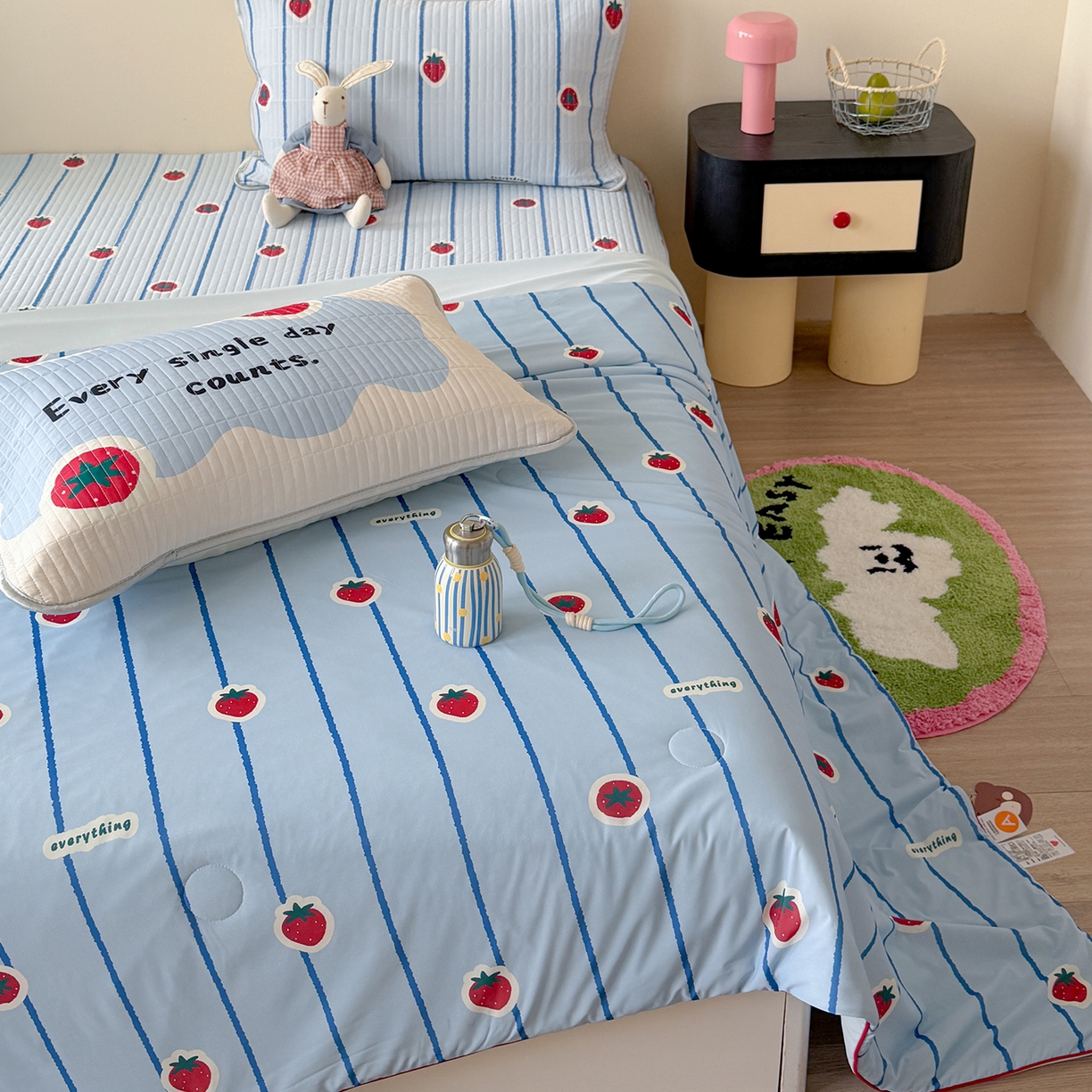 91家纺网 家纺一手货源 找家纺 桃子家居 2026新款A类小清新卡通数码印花混搭小冰皮夏被夏凉被空调被席子凉席四件套 小冰皮-冰蓝草莓