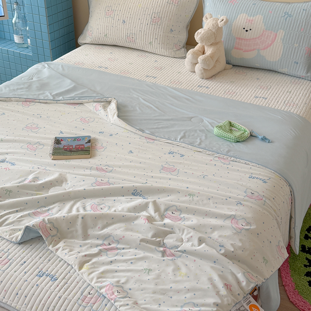 91家纺网 家纺一手货源 找家纺 桃子家居 2026新款A类小清新卡通数码印花混搭小冰皮夏被夏凉被空调被席子凉席四件套 小冰皮-夏日小狗