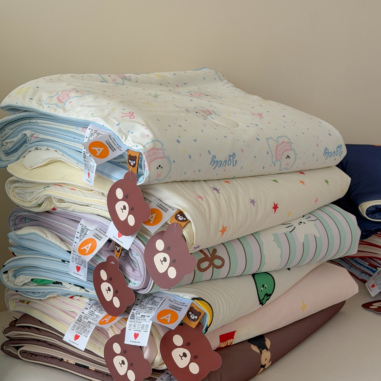 91家纺网 家纺一手货源 找家纺 桃子家居 2026新款A类小清新卡通数码印花混搭小冰皮夏被夏凉被空调被席子凉席四件套 组合图仅供展示不可下单