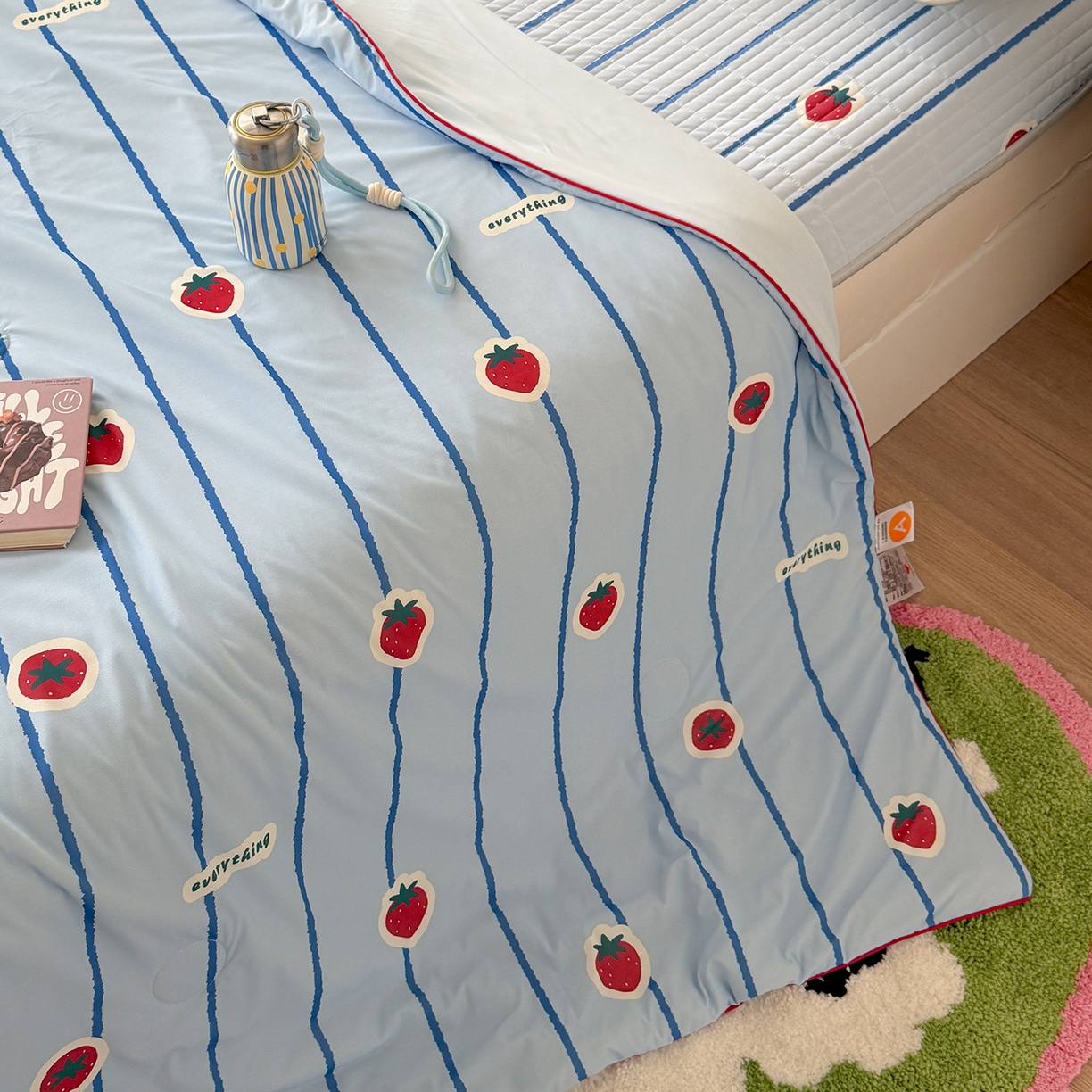 91家纺网 家纺一手货源 找家纺 桃子家居 2026新款A类小清新卡通数码印花混搭小冰皮夏被夏凉被空调被席子凉席四件套 小冰皮-冰蓝草莓