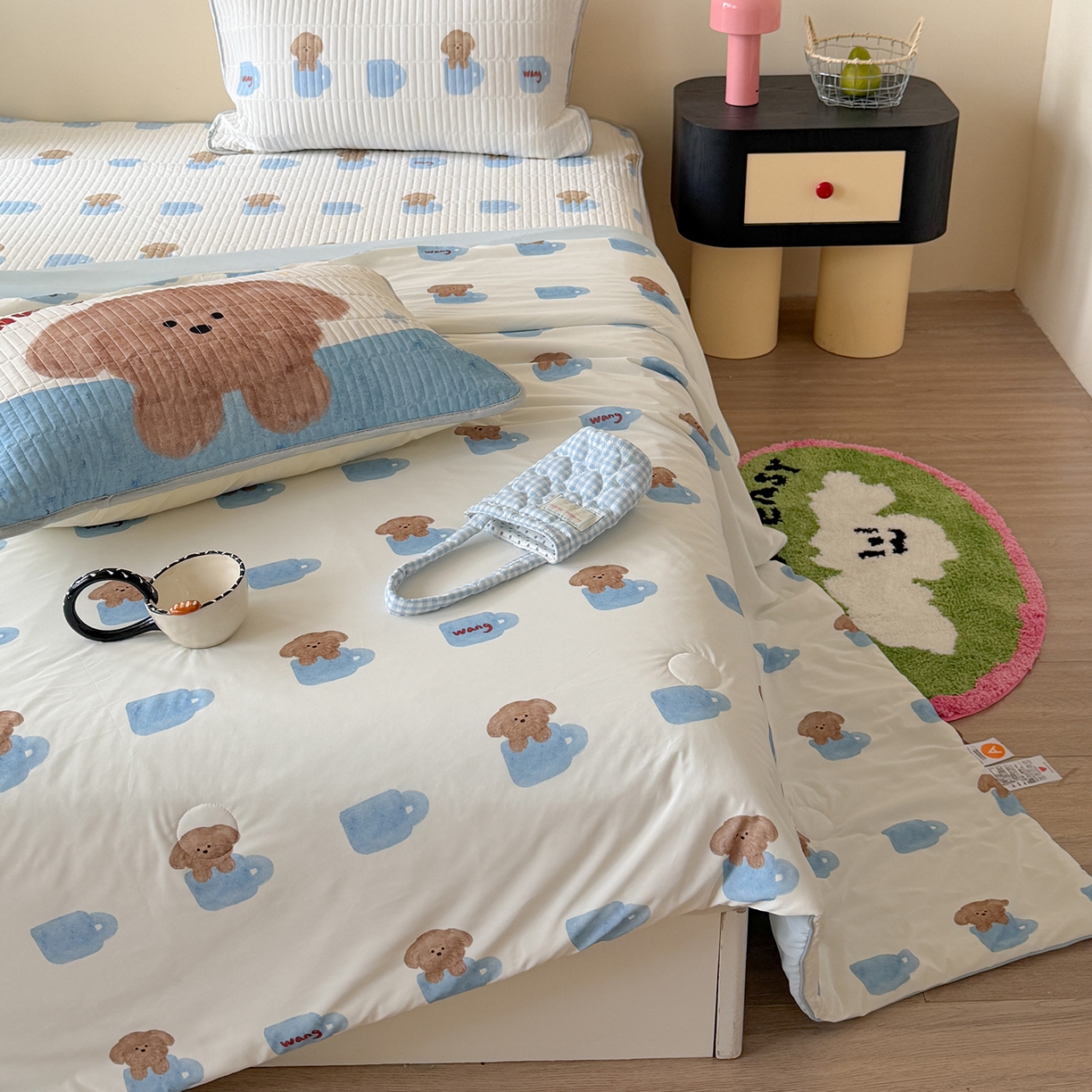 91家纺网 家纺一手货源 找家纺 桃子家居 2026新款A类小清新卡通数码印花混搭小冰皮夏被夏凉被空调被席子凉席四件套 小冰皮-夏日茶杯狗