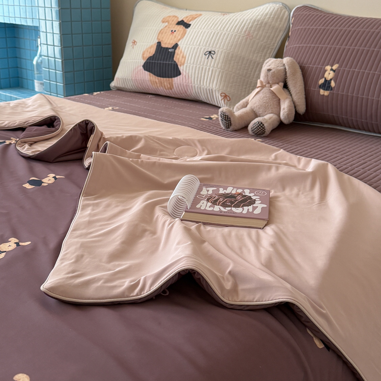 91家纺网 家纺一手货源 找家纺 桃子家居 2026新款A类小清新卡通数码印花混搭小冰皮夏被夏凉被空调被席子凉席四件套 小冰皮-焦糖小兔