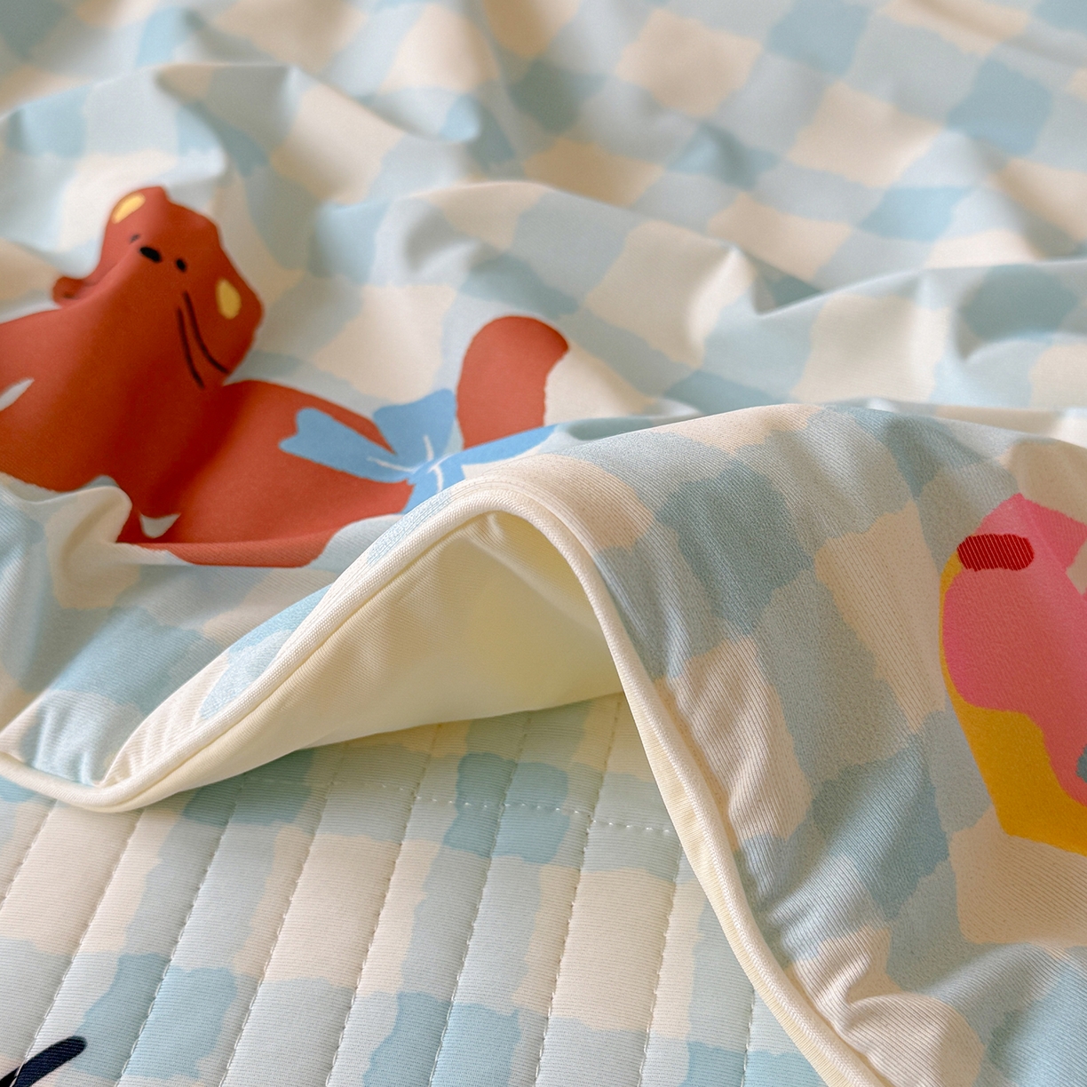 91家纺网 家纺一手货源 找家纺 桃子家居 2026新款A类小清新卡通数码印花混搭小冰皮夏被夏凉被空调被席子凉席四件套 小冰皮-蓝格奶油猫