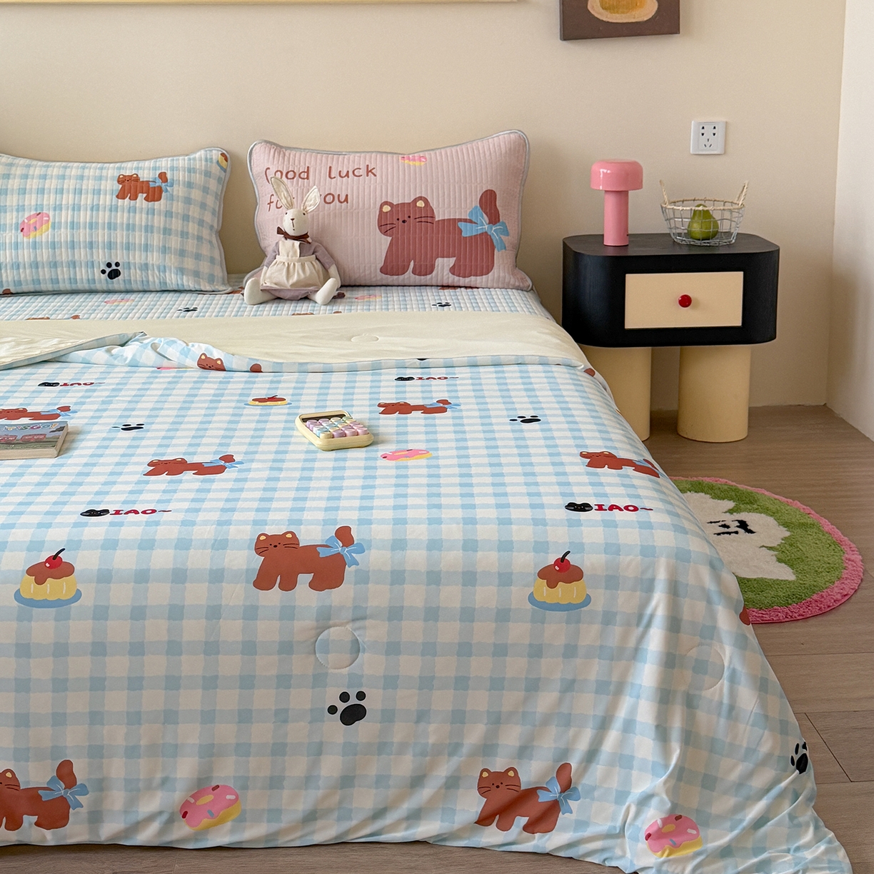 91家纺网 家纺一手货源 找家纺 桃子家居 2026新款A类小清新卡通数码印花混搭小冰皮夏被夏凉被空调被席子凉席四件套 小冰皮-蓝格奶油猫