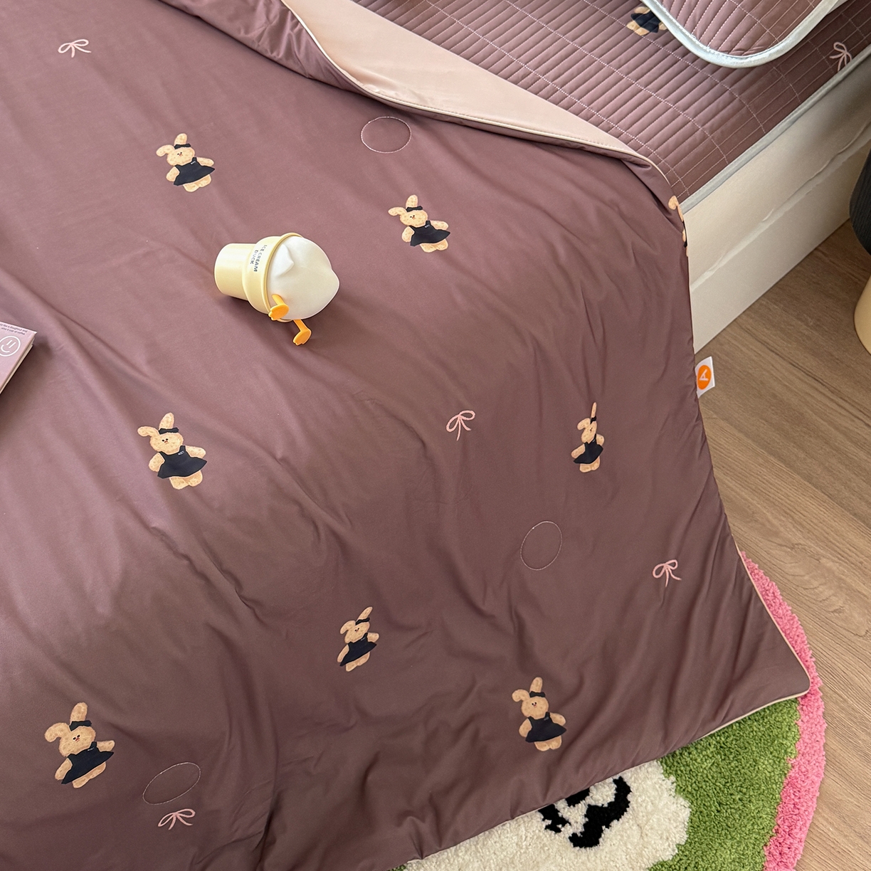 91家纺网 家纺一手货源 找家纺 桃子家居 2026新款A类小清新卡通数码印花混搭小冰皮夏被夏凉被空调被席子凉席四件套 小冰皮-焦糖小兔