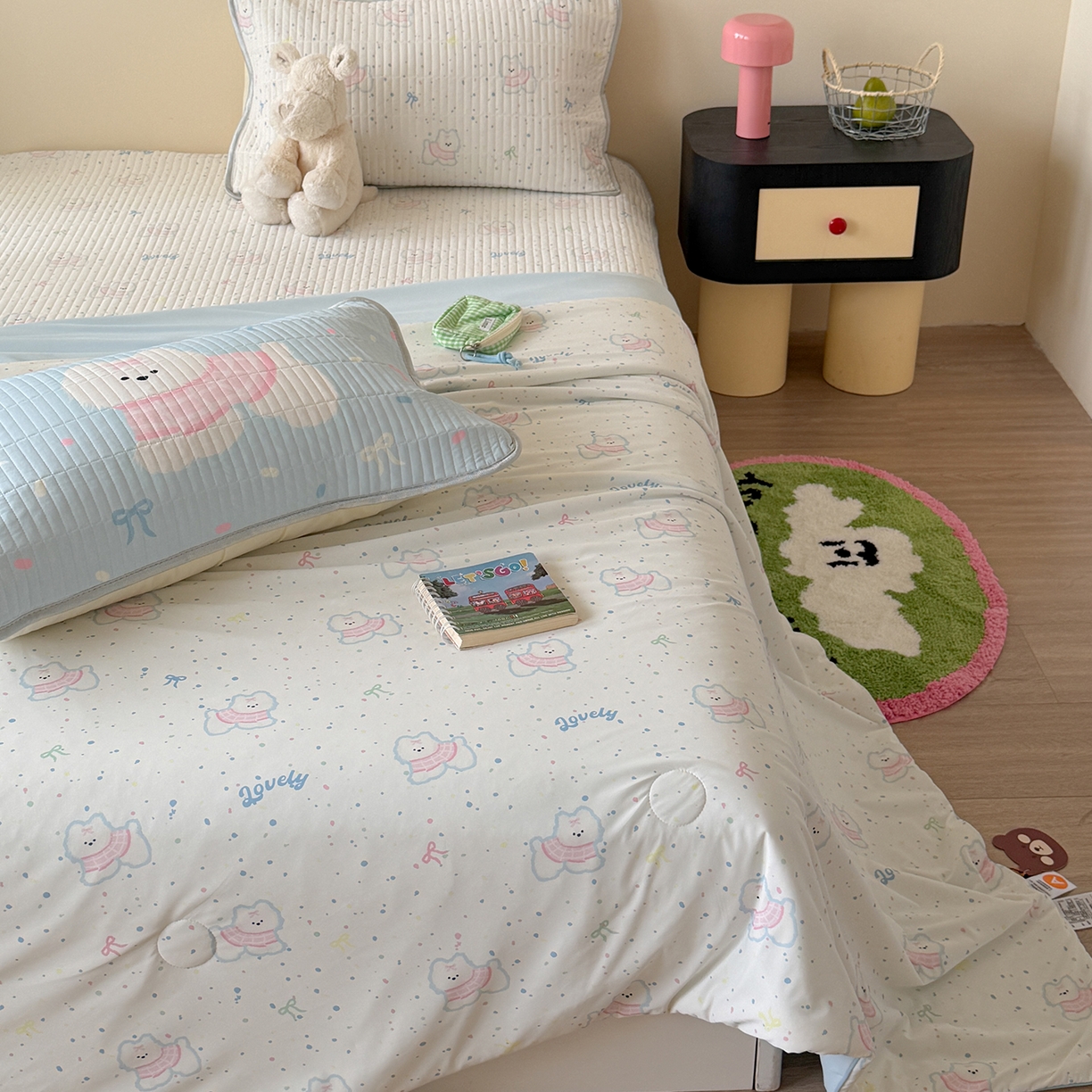 91家纺网 家纺一手货源 找家纺 桃子家居 2026新款A类小清新卡通数码印花混搭小冰皮夏被夏凉被空调被席子凉席四件套 小冰皮-夏日小狗