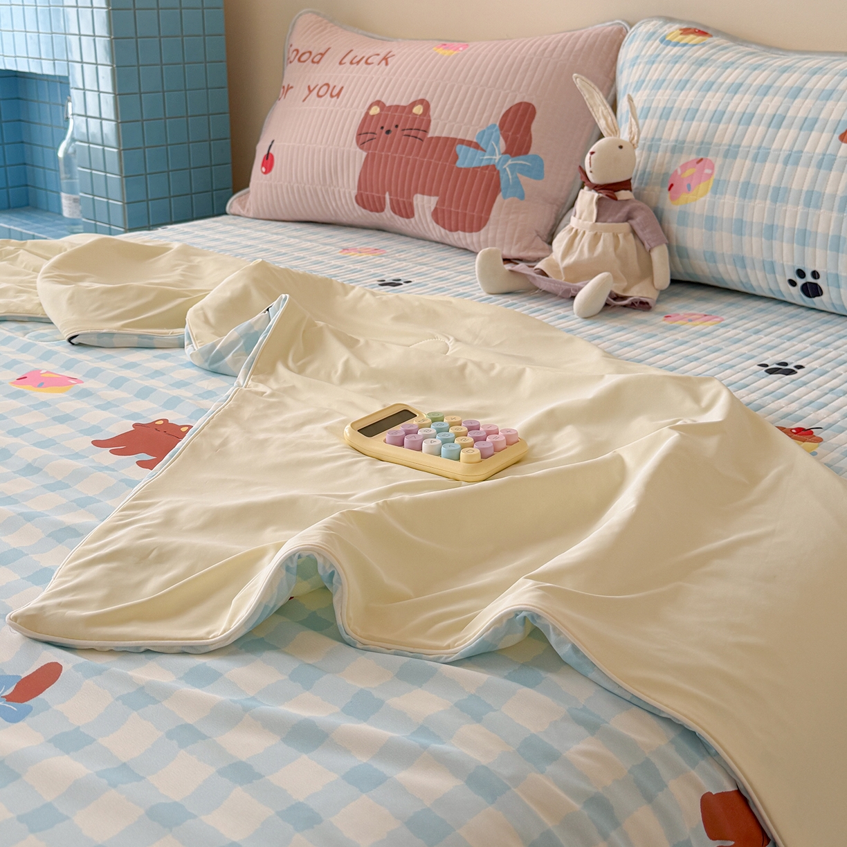 91家纺网 家纺一手货源 找家纺 桃子家居 2026新款A类小清新卡通数码印花混搭小冰皮夏被夏凉被空调被席子凉席四件套 小冰皮-蓝格奶油猫