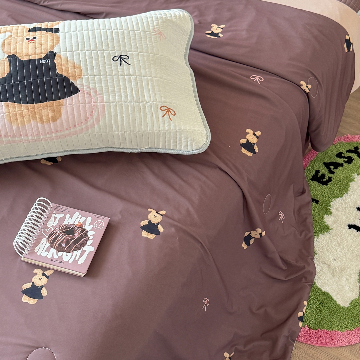 91家纺网 家纺一手货源 找家纺 桃子家居 2026新款A类小清新卡通数码印花混搭小冰皮夏被夏凉被空调被席子凉席四件套 小冰皮-焦糖小兔